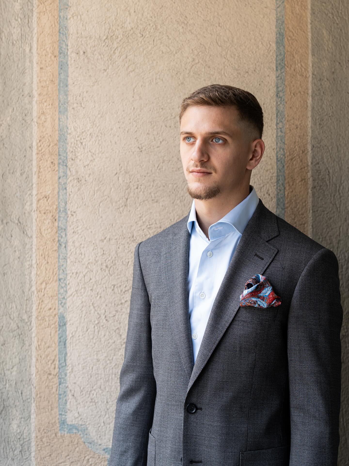 🎉 Lorenzo feiert demnächst die Hochzeit seines besten Freundes in einem jungen und zeitlosen Anzug aus einem hochwertigen Wollgemisch.
Dieser Anzug ist nicht nur perfekt für diesen besonderen Anlass, sondern auch vielseitig genug, um ihn bei vielen weiteren Gelegenheiten zu tragen. Wer sagt, dass man nicht immer super angezogen sein kann?
Wir wünschen Dir/Euch eine wunderschöne Feier und danken für euer Vertrauen!
#Hochzeit #Anzug #Stil #Feier #Freundschaft #massanzug #massanzugzurich #madetomeasure #fashion