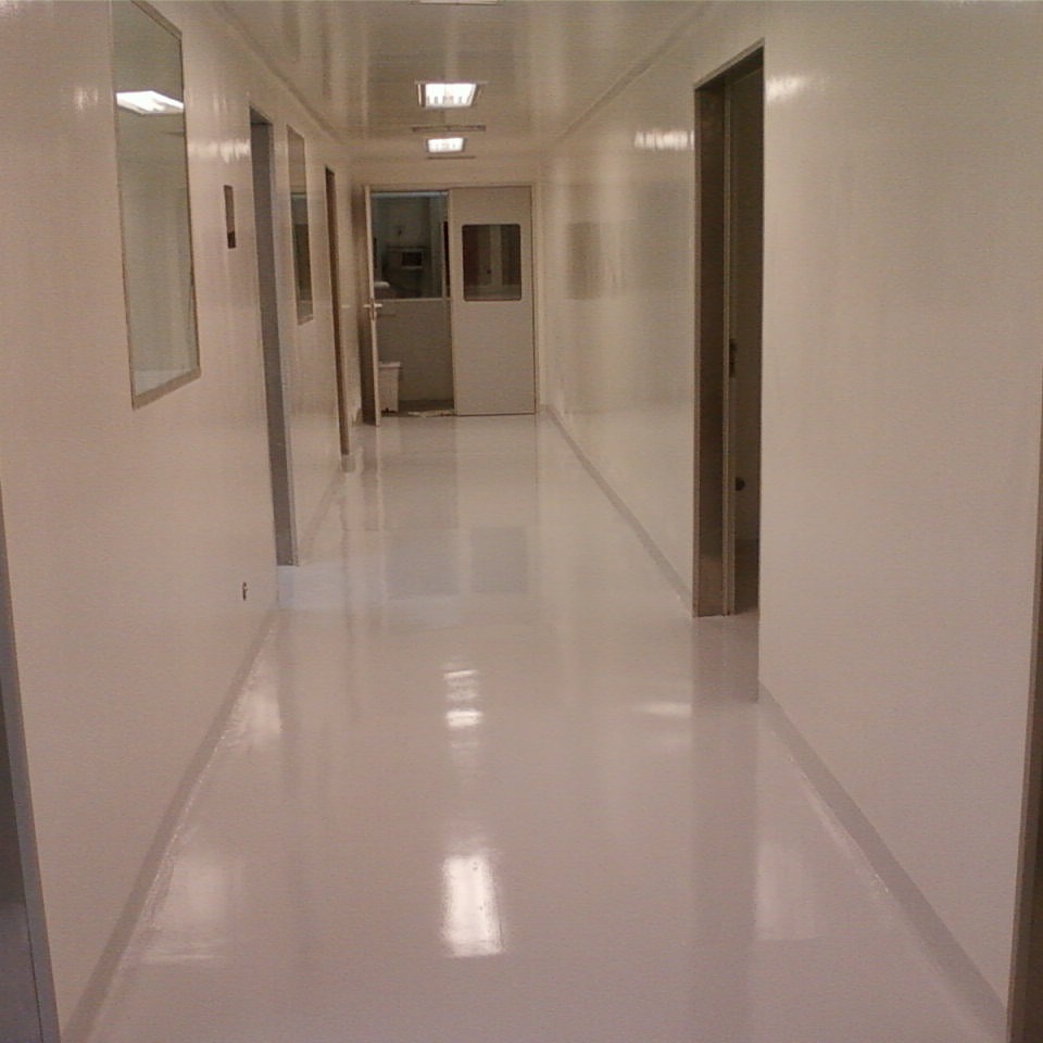 Trabalho realizado em uma clinica. O revestimento autonivelante epóxi é ideal para consultórios odontológicos, hospitais, clínicas veterinárias e laboratórios, pois proporciona uma superfície monolítica, sem emendas, que evita acúmulo de sujeira e facilita a higienização — fundamental em ambientes que exigem máximo nível de assepsia 🧼.
Na ABC Epóxi, aplicamos o rodapé abaulado, atendendo ao que determina a RDC‑50 da ANVISA para garantir proteção contra contaminações e facilitar a limpeza. Nosso sistema segue a NBR 14050 para revestimentos de alto desempenho, assegurando qualidade, durabilidade e segurança.
Confiança e técnica especializada para transformar seu ambiente em um espaço seguro e impecável.
#PisoEpoxi #Assepsia #Higiene #RodapéAbaulado #NBR14050 #RDC50 #ABCepoxi