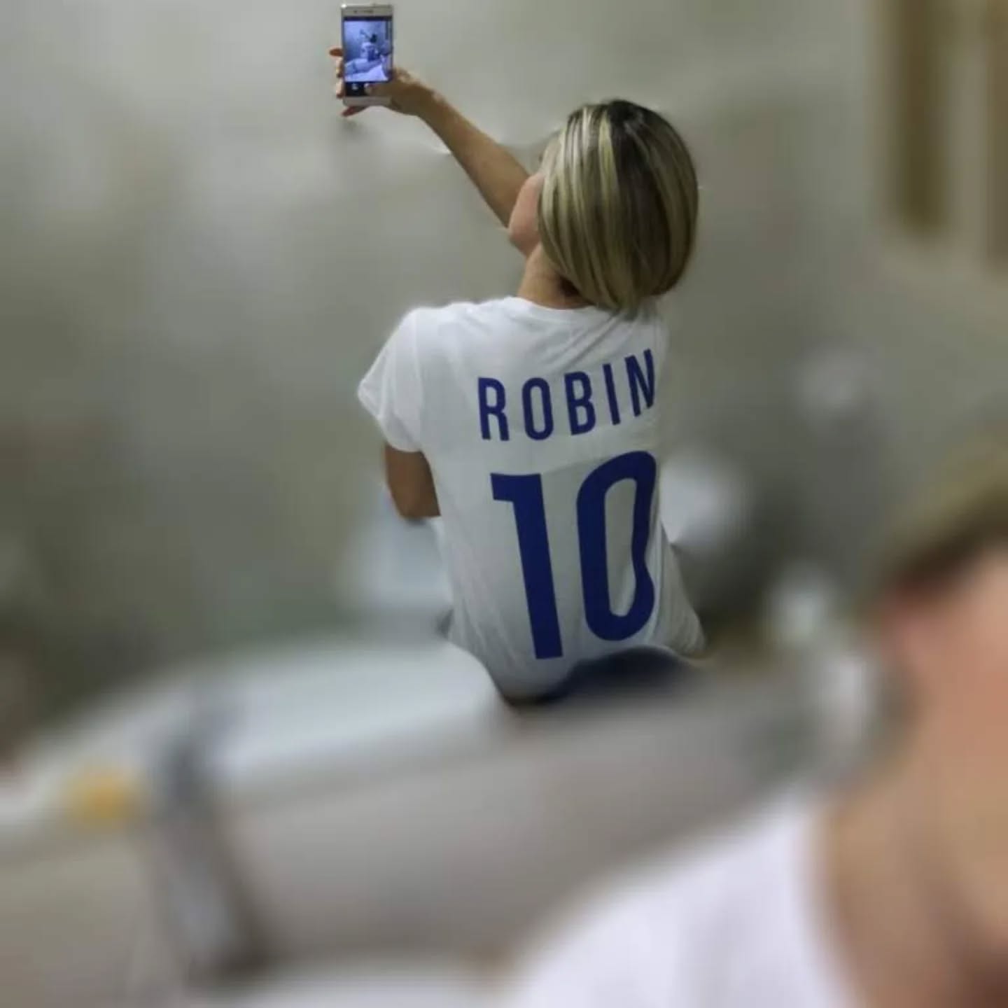 "Il primo passo non ti porta dove vuoi, ti toglie da dove sei"
Ero completamente scollegata, frantumata a livello fisico, emotivo e mentale. Ero una neomamma che voleva dare il meglio ed essere una versione migliore di sé, per essere all'altezza di quel compito così importante, ma non sapevo da che parte iniziare.
Frustrazione, ansia, rabbia e senso di impotenza
Non avevo idea di come fare, con chi e in che modo fare quel famoso 'primo passo' per uscirne
Poi ho scoperto la chiave 🔑 che ha permesso ad una persona 'mentale' come me di fermarsi, entrare in connessione profonda con sé stessa, imparare ad amarsi, ascoltarsi e guarire.. mettendo insieme tutti quei pezzi sparsi di me.
Oggi, accompagno chi ha il destino e il piacere di arrivare e iniziare insieme questo viaggio di coraggio, passione e spiritualità con etica e professionalità 🙏🏼❤️
"Sai quanta gente sorride alla vita e se la canta
Aspettando il domani
Intanto i giorni che passano accanto li vedi partire come treni che non hanno i binari"