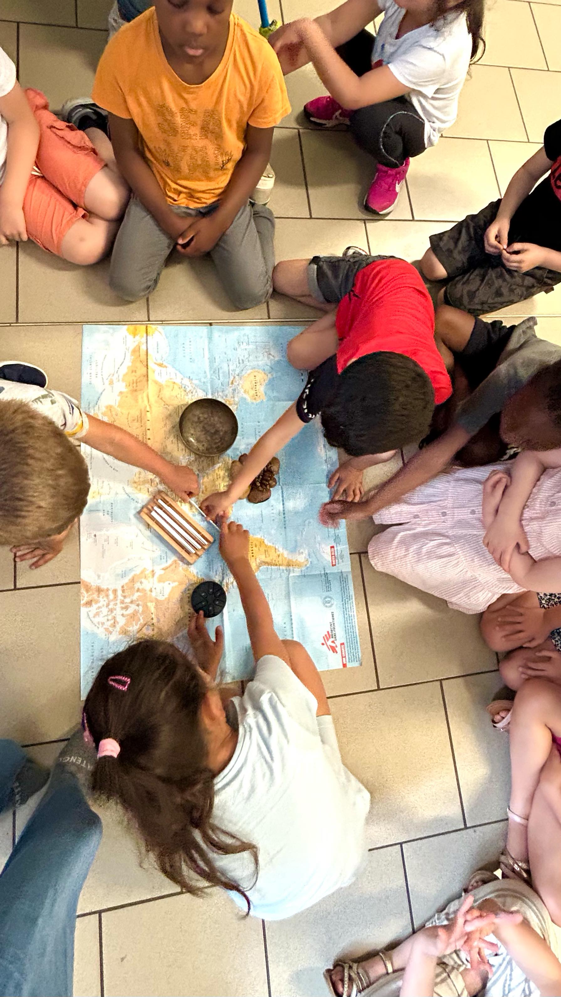 YOGA du SON pour enfants 🕊
.
Vous revenez quand ?!?
.
La question qui fait fondre nos cœurs après notre atelier Yoga du Son en maternelle !
.
Mission accomplie pour les petites, moyennes et grandes sections qui ont exploré, chanté et vibré avec nous ! 🎶 Entre éclats de rire, concentration intense et moments de calme absolu, ils ont découvert le chant, les instruments, les rythmes, le Bain Sonore !
.
📣 NOUVEAUTÉ Face à cet enthousiasme, nous sommes ravis de vous annoncer que nous préparons quelques nouveautés pour la rentrée !
.
Vous pensez que votre enfant adorerait ? Dites-le nous en commentaire ! 👇
.
@soundyoga.fr
.
.
#yogaenfants #yogaduson #yogaenfant #eveilmusical #eveil #maternelle #activiteenfant #activiteenfamille #activiteenfantoise #activiteenfants #bainsonore #bainsonoreoise #soundforkids #chantenfant #educationpositive #rentrée2025 #nouveaute #compiegneagglo #soundyogacompiegne