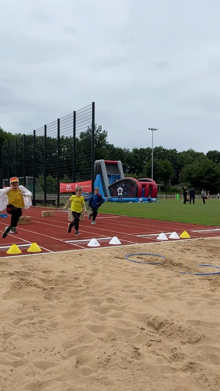 Das war unser Sommer-Sportfest 2025!☀️
Es waren wieder zahlreiche Kinder und Familien da, die sich ausprobiert, und ausgepowert haben. Bei insgesamt 8 Stationen waren viele Disziplinen der Leichtathletik dabei, Rugby und auch ein Eltern-Kind-Parkour. Nach den Stationen war die Hüpfburg natürlich sehr beliebt🤩
Vielen Dank an Alle, die da waren, wir hoffen ihr hattet einen tollen, sportlichen und spaßigen Tag!👏🏻
Wir würden uns freuen wenn wir den Einen oder Anderen nach den Ferien beim Training wiedersehen!🏃🏼♀️
Danke an alle Helfer, Eltern und Mitglieder, die das Fest möglich gemacht haben!💚
Wir wünschen euch nun tolle Sommerferien!☀️
Euer LSC-Team💚
#harsefeld #sportfest #leichtathletik #rugby #sportverein
