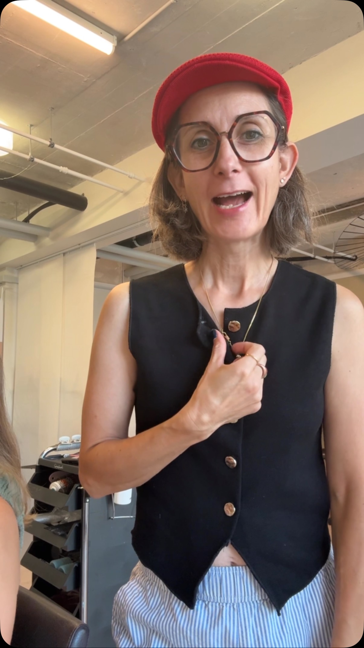 Bist du nicht sicher was dir steht? Chatgpt kann dir helfen bei der Farbwahl.
Hier bei meiner Kundin hat es super funktioniert.
Und ich als Profi war mit dem Ergebnis der Analyse auch zufrieden.😅
Ich habe mich für 1.3 5.75 und 2.3 6.0 von Corcolor @originalmineral @originalmineralswitzerland entschieden.
Damit die Ansätze und das Deckhaar Getönt mit 1.5 % mit CORCOLOR von O& M kann gefärbt wie auch getönt werden.👌
Facframing wurden mit der WHIPCREAM und 6%gemacht.