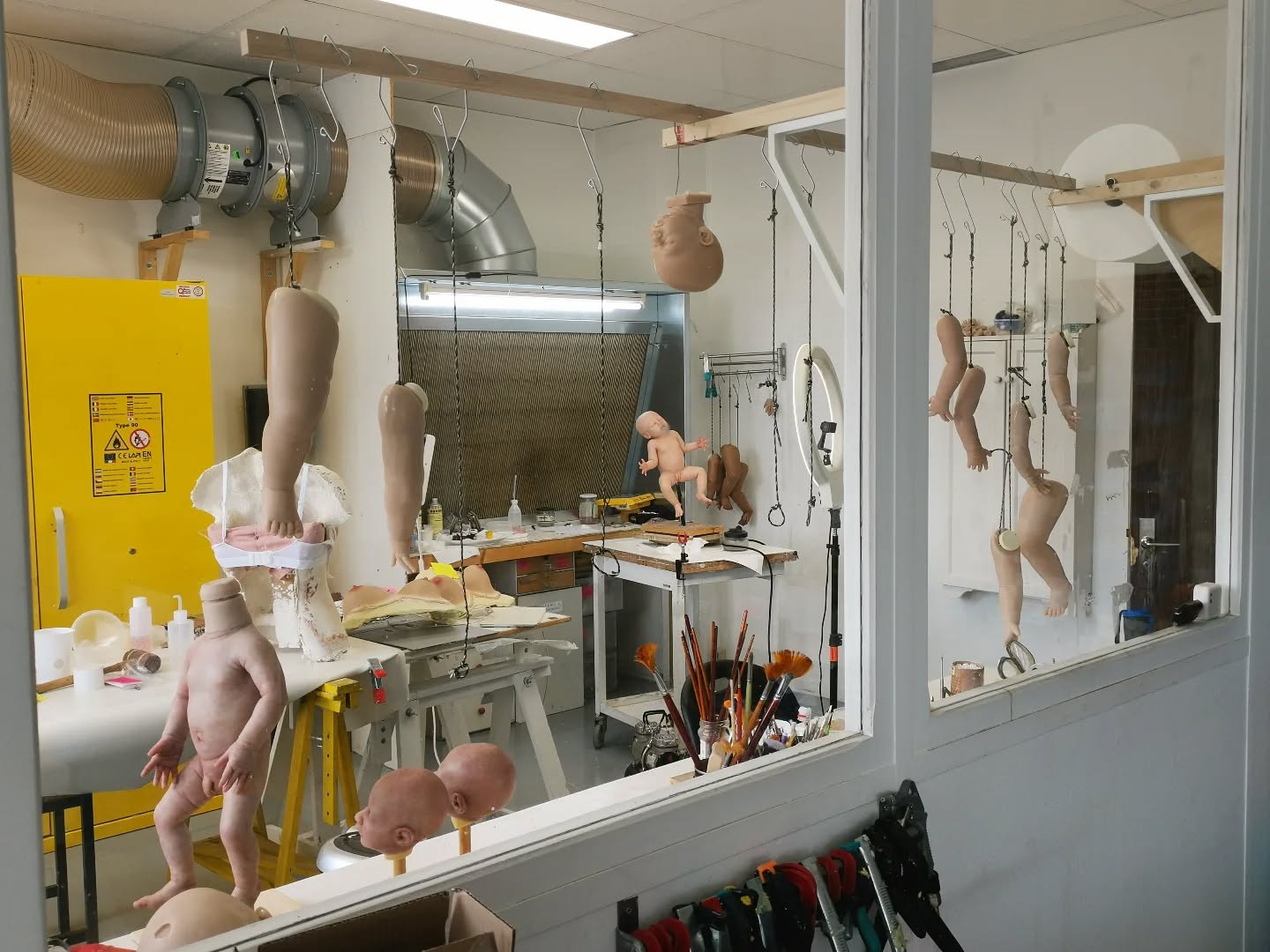 Workshop lately 🐣
#cinebaby #fakebaby #siliconebaby #prosthetics #props #makeupartist #sfx #spfx #sfxmakeup #sfxartist #fake #workshop #effetsspeciaux #mua #cinema