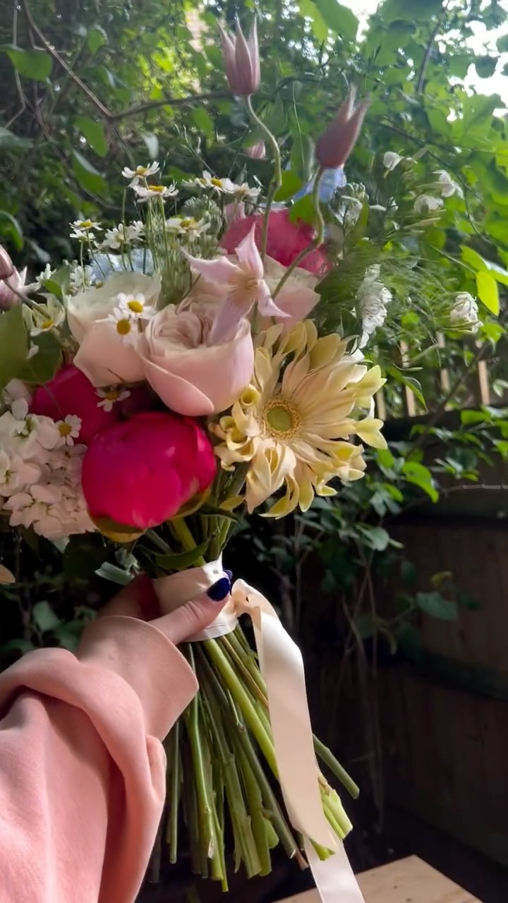 What’s your vibe 🌸 🌺🌹🌼🌷
#btidalbouquet #bouquets #londonflorist #london #balham #clapham #flowers #floraldesign #ukwedding