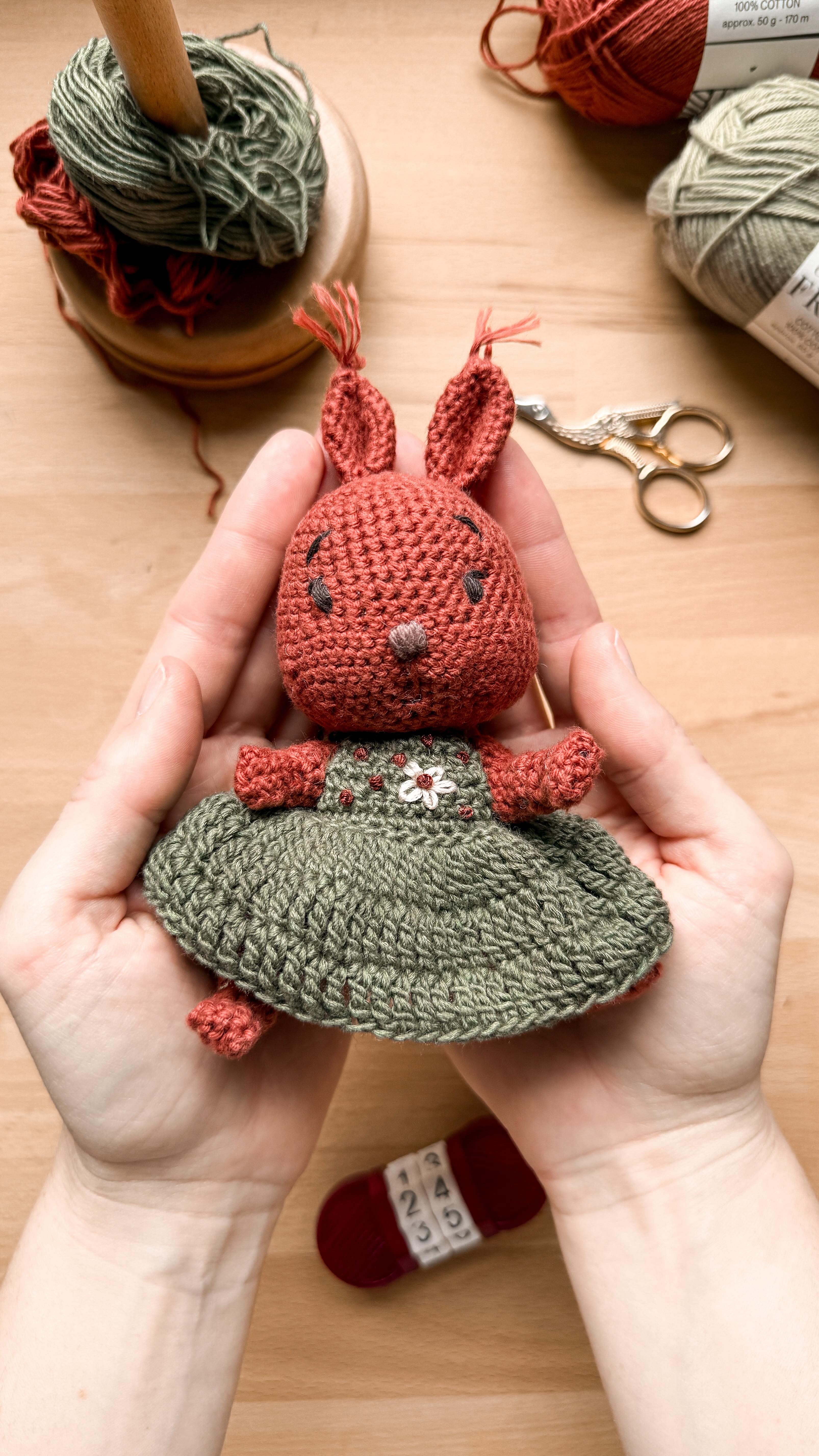 Ich bin das Eichhörnchen 🐿️✨ – flink, neugierig und immer auf der Suche nach dem nächsten DIY-Glück! Welches Tier würdest du häkeln? Teile es in den Kommentaren!
Den coolen Maschenzähler hat mir ein Freund mit dem 3-D Drucker gemacht. 💚 Mit dem Stichwort LINK sende ich dir die Anleitung und das Material für das niedliche Eichhörnchen direkt zu. *Affiliate
Danke @sameko_design für deine Hilfe beim Anleitung verstehen. 😘
#lieselou #eichhörnchenhäkeln #häkeln #stickenmachtglücklich