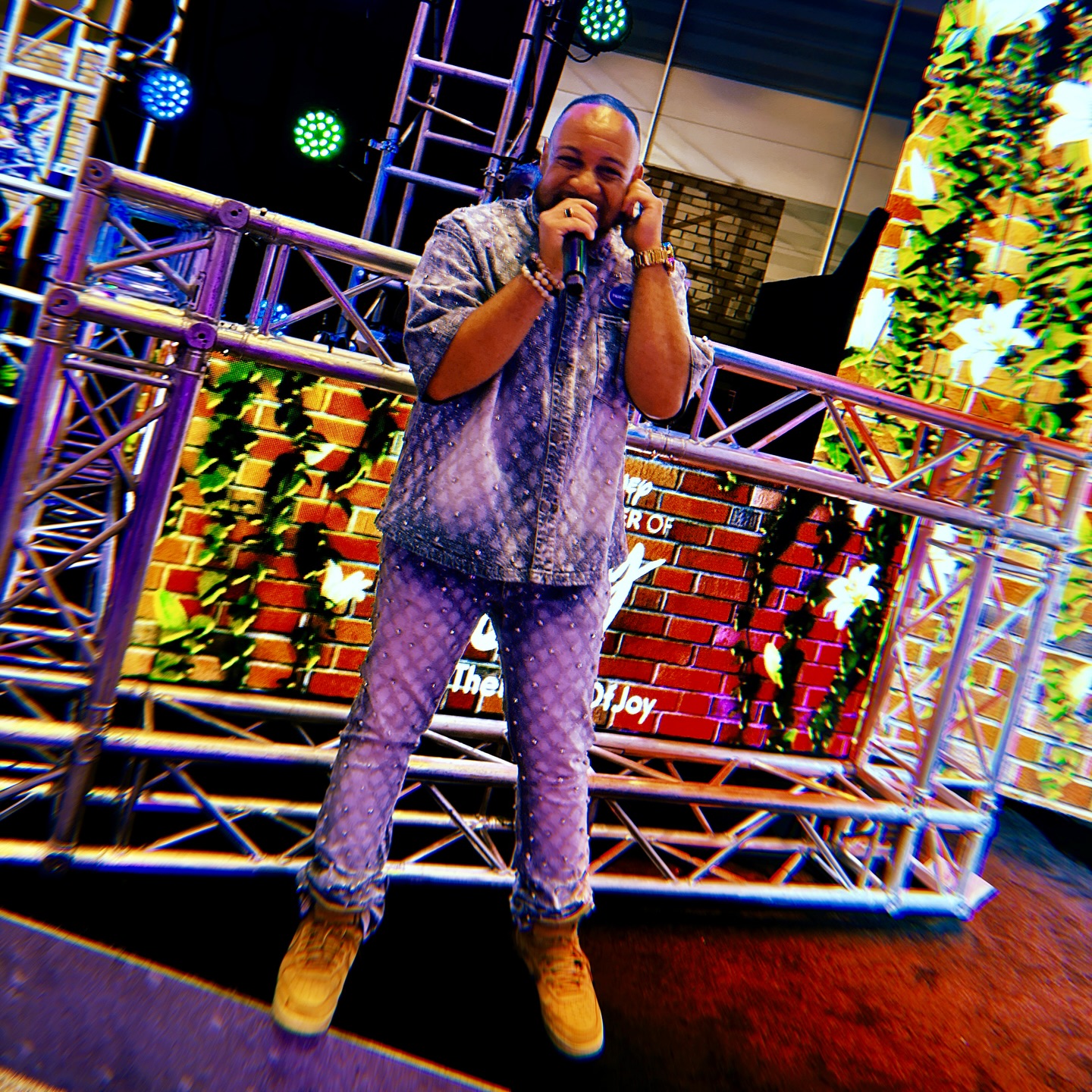 Mic + Message = In my element 📍
Thanks fam @christalluster for the 📸!