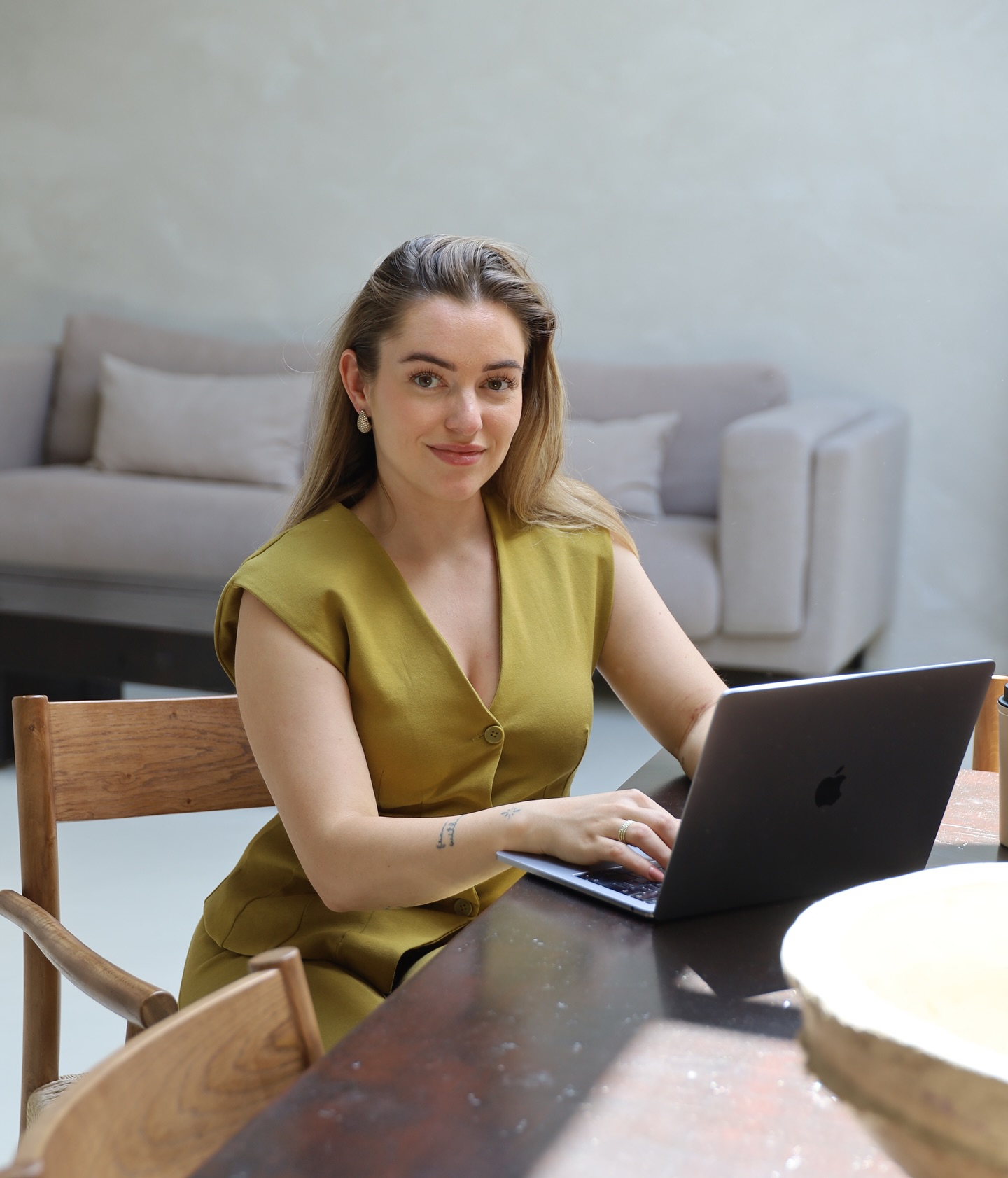 Mensen omschrijven mij als: creatief, inspirerend en een echte initiatiefnemer (always planning my next move). My go to order: Iced Matcha met kokosmelk en vanillesiroop (sugar addict). Je kunt me wakker maken voor: een gratis shopsessie bij mijn favoriete winkel (: Het leukste aan mijn werk vind ik: de creativiteit, afwisseling en flexibiliteit. In mijn vrije tijd: ben ik het liefst met mijn partner in crime & lieve dochtertje Amayla. Mijn doel voor dit jaar is: to grow & glow op persoonlijk en zakelijk gebied. ✨🫶🏼 Nice to meet you!
#voorstellen #aboutme #overmij #socialmediamanager #socialmediacoach #instagramstrategie #zwolle