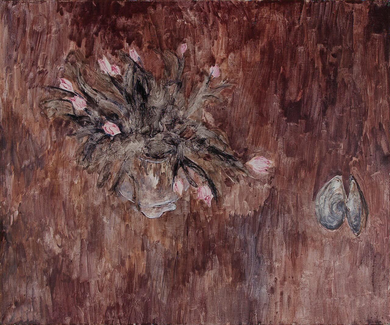 La partance continuelle
Tempera grassa op linnen
75 x 90 cm
Kars Persoon:
Het canvas is als de planeet Solaris,
bedekt met een levende, voelende oceaan.
Voor de oceaan is er geen verschil
tussen dromen en werkelijkheid,
tussen slapen en waken.
Ze materialiseert uit het diep verborgene
de verlangens en fantomen.
De parel in de mossel.
Al sinds de eerste eeuw voor Christus
in de muren van een ondergronds triclinium
van Livia Drusilla
is de geur, de bries en de kleur van de roos bewaard.
Maar ook de schilder is die oceaan en kent
het levende organisme, de realiteit van het worden,
de densiteit en intensiteit van het beeld.
Tastend met de blik transformeert hij
het geziene in het nieuwe.
Dit vlees van de roos is ons lichamelijke leven.
Het golft mij tegemoet. Als een daad van verzet.
Morgen 28 juni is de laatste dag van de tentoonstelling bij galerie Fontana. Van 16-18 uur houden we een klein afscheidsfeestje. U bent van harte welkom