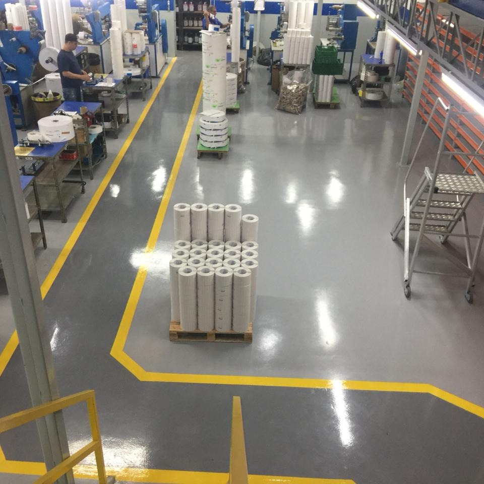 🧪 Você sabia que o diferencial de um bom revestimento epóxi está na formulação?
Aqui na ABC Epóxi, trabalhamos com químicos experientes e alta concentração de resina epóxi, garantindo desempenho mecânico, aderência e acabamento impecável.
✨ O autonivelante e a tinta epóxi têm base química semelhante, mas proporções diferentes. A base é a resina epóxi, responsável por garantir a aderência ao substrato e formar a rede tridimensional que dá resistência ao piso.
🔍 Usamos aditivos especiais para controlar espalhamento, homogeneidade e redução de bolhas, além de cargas minerais técnicas para dar corpo e estrutura à formulação, garantindo durabilidade e resistência mecânica.
🎨 A coloração e o brilho vêm com pigmentos de qualidade e solventes reativos, que auxiliam na trabalhabilidade do produto e desempenho final.
✔️ Confie em quem tem mais de 25 anos de experiência. Nós cuidamos de todo o processo, com material próprio e mão de obra especializada.
#PisoEpoxi #RevestimentoEpoxi #Autonivelante #TintaEpoxi #IndustriaQuimica #EngenhariaQuimica #FormulaçãoEpoxi #ResinaEpoxi #ObraIndustrial #PisoMonolitico #QuimicaAplicada #PisoIndustrial #ObraComQualidade #ABCEpoxi