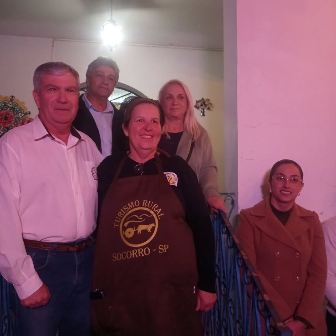 Iníciou hoje, 26 de junho, e segue até o dia 29, o Press Trip na cidade de Socorro (SP), realizado em parceria com a ABRAJET (Associação Brasileira de Jornalistas de Turismo).
Reconhecida nacionalmente por seu turismo de aventura e pelas belezas naturais, Socorro sedia neste período a Reunião Nacional do Conselho da ABRAJET, além de um Fórum de Turismo promovido pela ABRAJET-SP.
A primeira parada do grupo foi no tradicional Rancho Pompéia, fundado em 1965 por Flávio Meneghelli. O espaço é conhecido por seu autêntico café caipira e pela produção artesanal de queijos, pães e biscoitos, proporcionando uma verdadeira imersão na cultura rural da região.
O grupo foi calorosamente recepcionado por:
Genilda Barros, secretária de Turismo de Socorro;
Jaqueline Franco, presidente do COMTUR de Socorro e vice-presidente da Associação Comercial;
Luís Pires, presidente nacional da ABRAJET (Tocantins);
José Fernandes Franco, presidente da Rede dos Sonhos Hotéis Fazenda;
Miriam Petrone, presidente da ABRAJET-SP.
Juntos somos mais fortes!
Parabéns a todos pela iniciativa e por fortalecer o turismo com ética, responsabilidade e união!
#PressTripSocorro
#Turismo