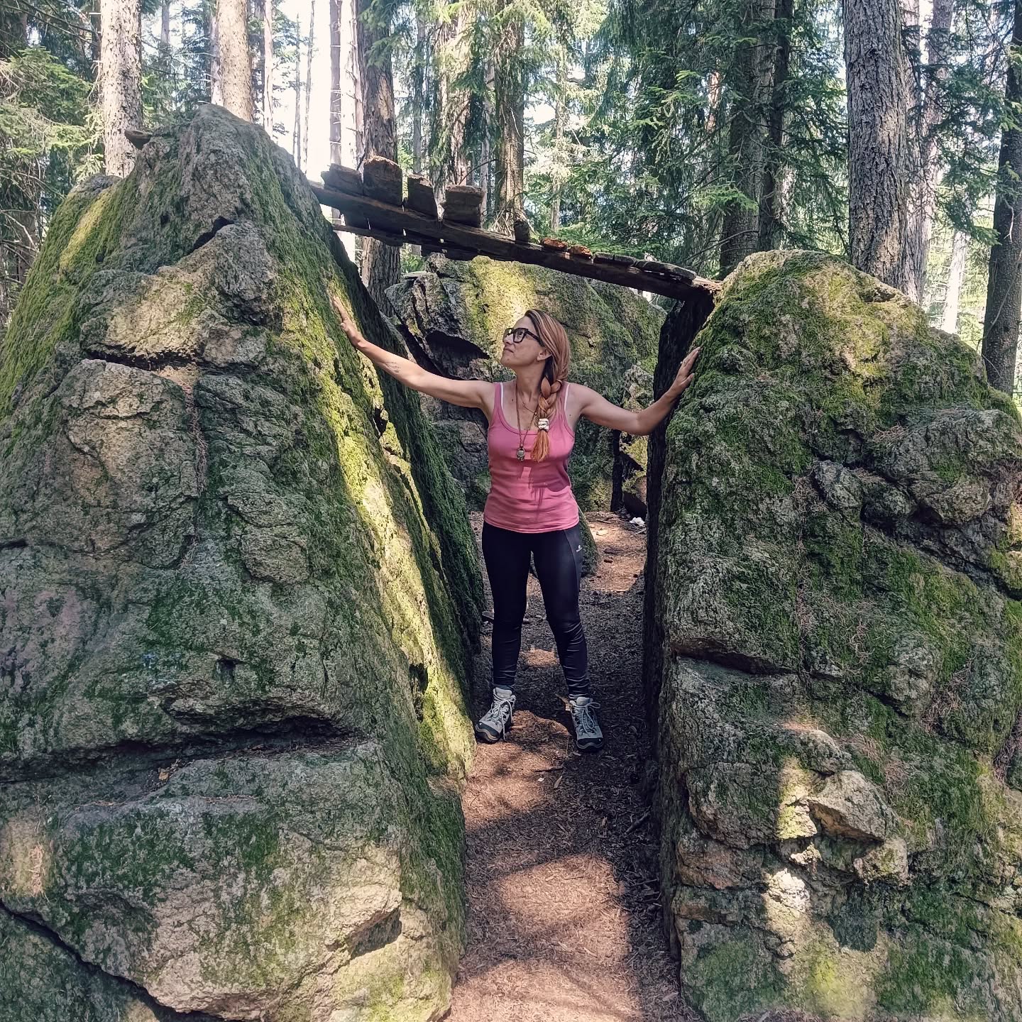 Lei è così.
Indossa ogni mattina il suo profumo e la sua dignità.
Poi esce col sorriso stampato sul cuore.
Quel sorriso che è dato dalla consapevolezza di esser donna tra tante, ma non come tante.
Lei è così.
Coerente con quello che pensa,
una piccola goccia di sensibilità
in un mare di indifferenza.
Per la sua gratitudine, generosità e umanità si rende speciale agli occhi amorevoli di chi sa coltivare sentimenti positivi. Di chi ha i suoi stessi occhi malinconici per essersi consumato per amore.
Non le importa se non sempre viene capita...
Ha imparato ad Essere e non di apparire,
di capirsi per poi capire, di dare per poter ricevere, di meravigliarsi per poi stupire.
Lei è così.
È un contenitore di emozioni.
E si sorride.
Con tenerezza.
Lamberti Emma
(La Terra delle Streghe)
🌿OGGI, 16 luglio, compio il mio 44esimo GIRO INTORNO AL SOLE 🌞 Grazie Vita, Grazie a me stessa, Grazie a tutte le persone, cose, eventi, forze visibili e invisibili, che mi hanno portata fino qui, oggi 🐦🔥