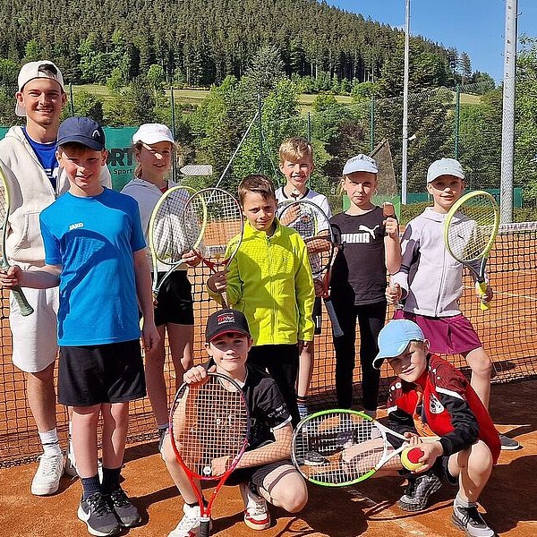 🎾 FSJ Sport – mehr als nur ein Jahr!
Was tun nach dem Schulabschluss? Viele junge Menschen entscheiden sich für ein Freiwilliges Soziales Jahr im Sport – und erleben unvergessliche Momente, wie Nils Peters, der Grundschulkinder bei „Jugend trainiert für Olympia“ begleitete.
🏫📍 Beim Turnier in Baiersbronn unterstützte er Teams der GS Dettingen und sammelte dabei wertvolle Erfahrungen in Organisation, Teamführung – und im Umgang mit Wind, Spielplänen & Kinderdynamik 😉
💬 Sein Fazit: „Ein spannender Tag, emotionale Matches, faire Spiele – und für die Kids das Beste: hausifrei und Tennis statt Mathe!“
💡 Im FSJ Sport bekommst du:
✅ Praxis in Schule & Verein
✅ Ausbildung zum C-Trainer/-in
✅ Einblicke in Sportpädagogik
✅ Persönlichkeitsentwicklung & Spaß
➡️ Du willst auch was bewegen? Dann informiere dich jetzt über das FSJ Sport im Landesprogramm!
Den ganzen Artikel kannst du hier finden: www.wtb-tennis.de/verband/news/detail/einsatz-fuer-den-tennissport.html
#FSJSport #WTB#tcdettingen#JugendTrainiertFürOlympia #Tennisliebe #SchuleUndVerein #EngagementLohtSich #Sportverbindet #CTrainer #nachderschule