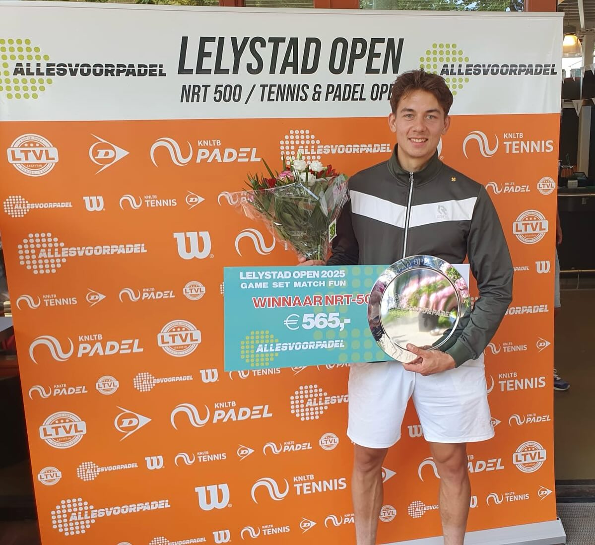 Een fantastische tennisweek bij LTVL met natuurlijk foto’s van de winnaars van het NRT 500.
HE: 1. Amadatus Admiraal 2. Ole Bredschneider DE: 1. Sarah Olff 2. Laurie Barendse
HD: Amadatus Admiraal / Ids Waterbolk 2. Sam Rijpert / Rens Verhaar
DD: Sarah Olff / Annika Barth 2. Michelle Dzjachangirova / Charlotte Pikkaart
@knltbtennis @sarah.olff @amadatus_admiraal123 @idswaterbolk @rens.v @charlottepikkaart @annikabarth_ @sam_rijpert
#nrt500 #allesvoorpadel #knltbtoptennis