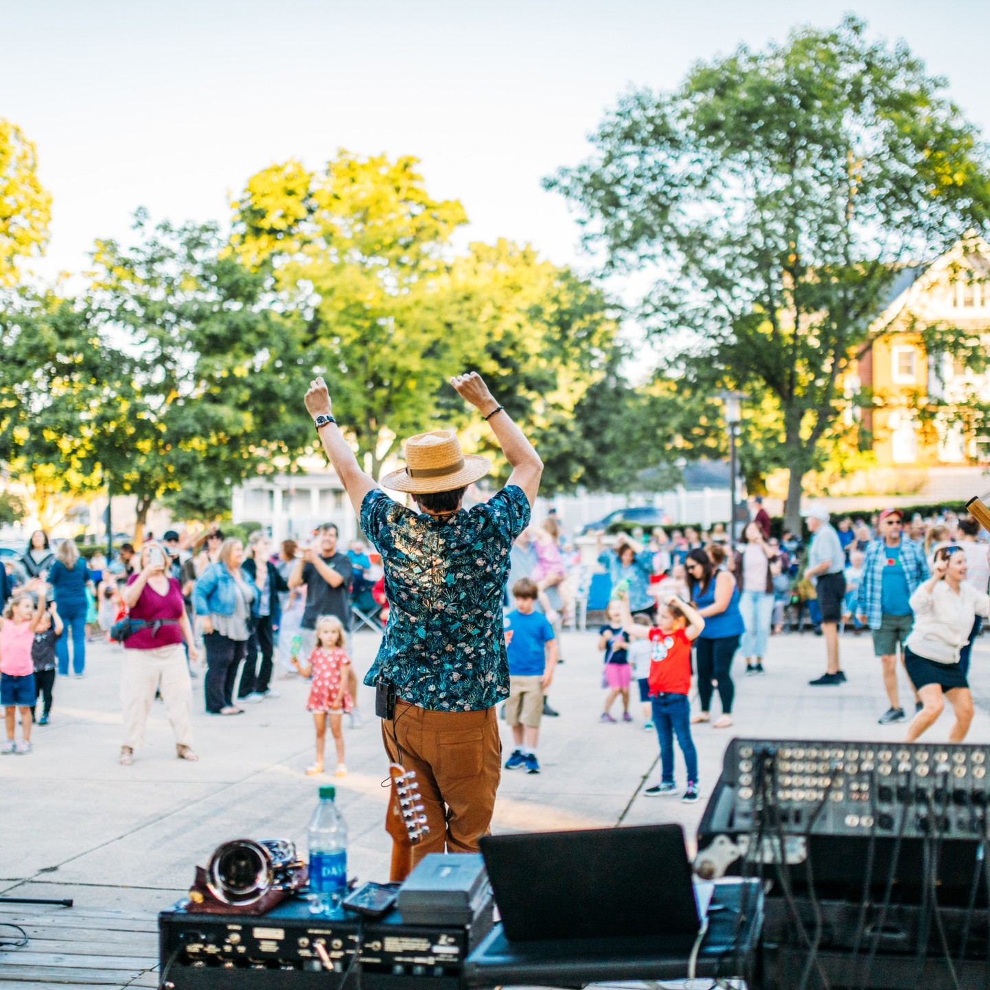 Summer is in full swing and St. Charles has plenty of family fun to offer! ☀️🎶
From outdoor adventures to local events, there’s something for everyone. Click the link in or bio for 10 St. Charles family-friendly activities to add to your summer bucket list 🔗
