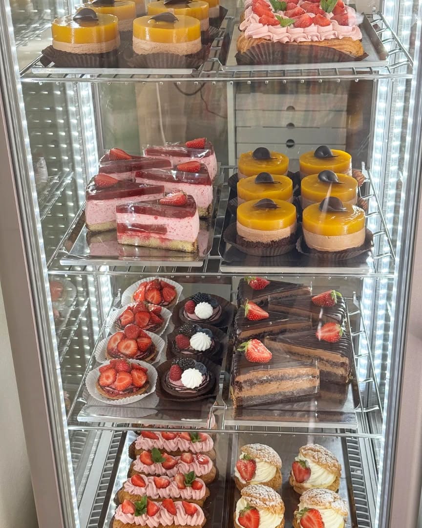 Dnes v obchůdku #jahodovedortiky #jahody #sladkepohladi