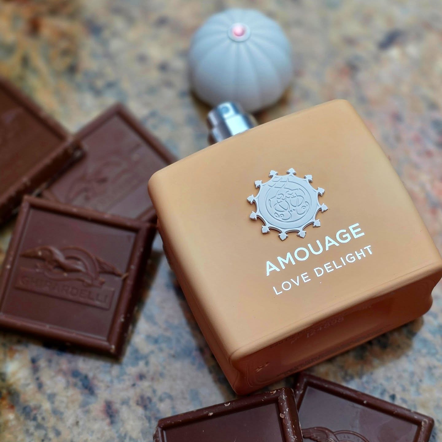 Chocolate candy, sweet spiced vanilla, and florals... a delight.
.
.
.
.
.
Top notes are Ginger, Mandarin Orange, Cinnamon and Rose Water; middle notes are Heliotrope, Jasmine and Rose; base notes are Vanilla, Cacao, Rum and Cypriol Oil or Nagarmotha.
.
.
.
.
.
.
#perfume #nicheperfume #perfumecollection #amouage