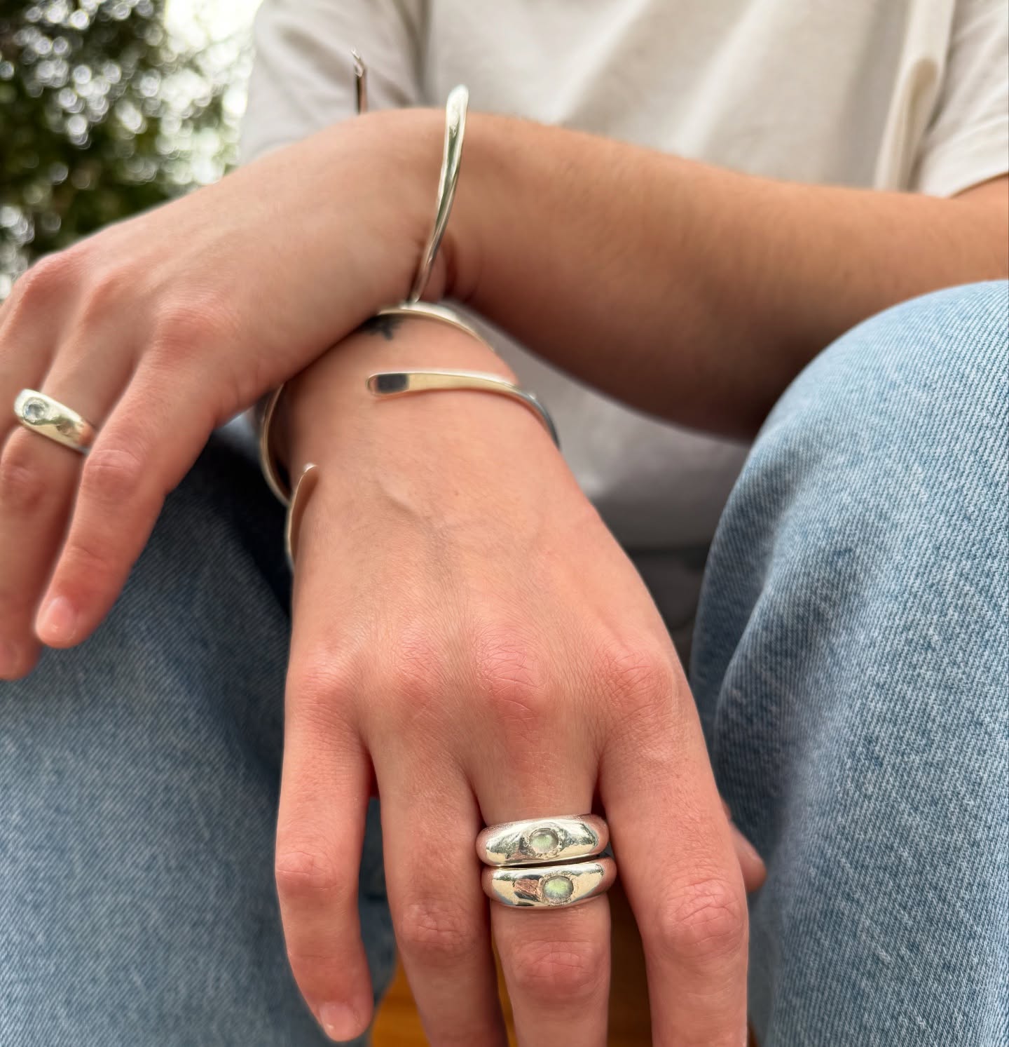 Kleo ring with labradorite
Photo by: @eirini_gnpl
#jewelry#ring#silverjewelry#silverrings#metaltexture#jewelrydesign#silverart#silver925#labradorite#mikarojewelry