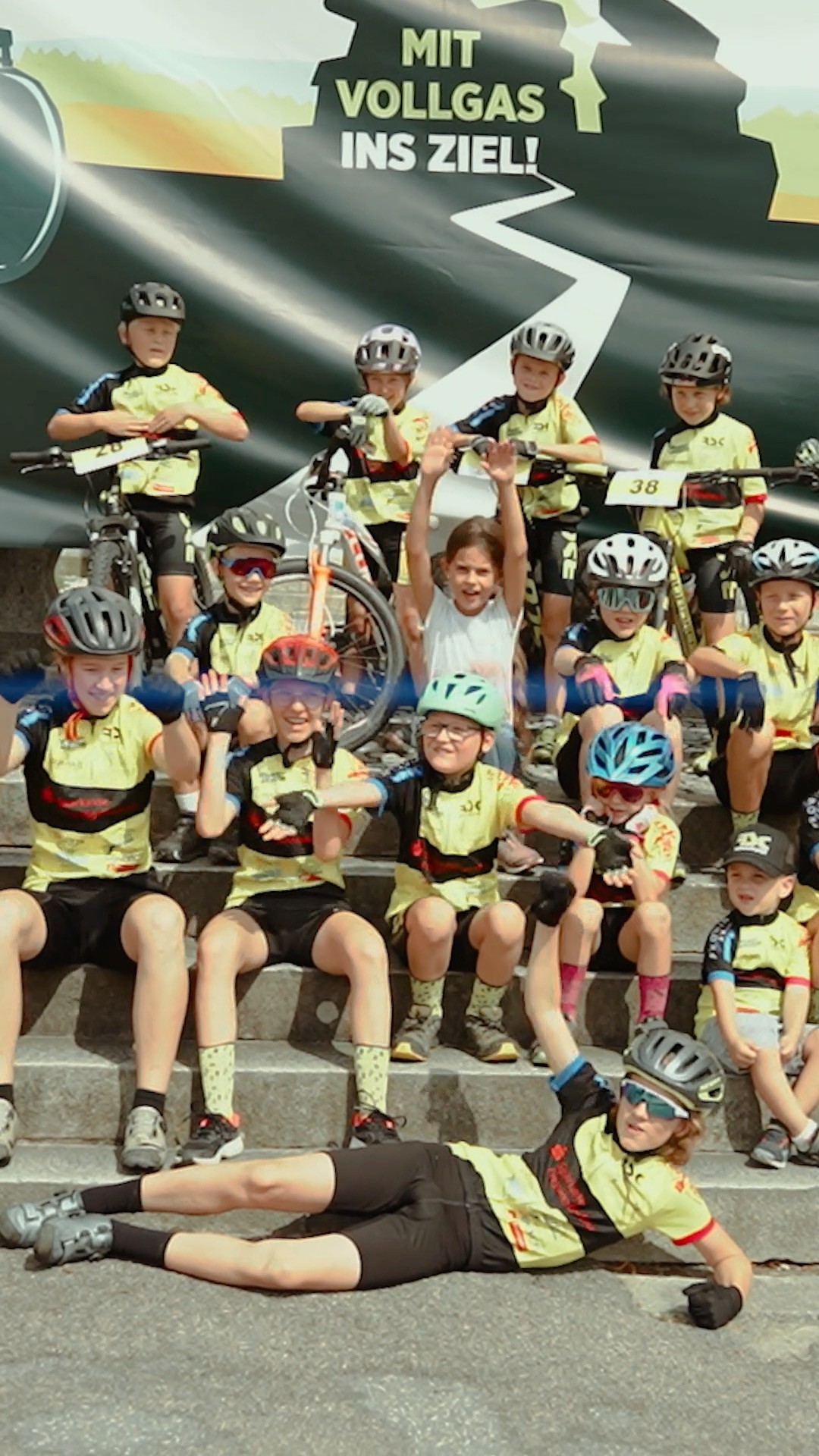 🚴♂️ KIDS RACE – Sei dabei! 🚴♀️
Am Tag des Sports gehört die Rennstrecke unseren Nachwuchsradlern! 💥
Ob Laufrad oder Fahrrad – beim KIDS RACE zählt Spaß, Fairness & Action! 🏁
📍 Start: 16:00 Uhr
📋 Startnummernausgabe: 13:30–14:45 Uhr
🕒 Anmeldeschluss: 17.07.25 13:00 Uhr (online oder bei der Touristinfo Neureichenau)
👧👦 Strecken und Altersklassen:
• U3, U5: 75 m Laufrad
• U7, U9: 75 m
• U11, U13: 150 m
• U15: 200 m
🎖️ Einzelwertung jedes Jahrgangs – faire Chancen für alle!
🎁 Gratisteilnahme + Preis für jedes Kind!
⚠️ Helmpflicht! Rennräder nicht erlaubt.
Macht mit und erlebt Rennspaß pur! 🚦
#KidsRace #TagDesSports #Neureichenau #RadsportFürKinder #SpielSpaßSpannung
