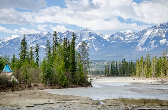 Only 4 spots left in August for this transformational Nature Retreat Weekend in Golden BC ☀️🌲The moment you arrive you feel the grounding, healing energy of this special Retreat Centre nestled by the Blaeberry river and surrounded by mountains 🏔️. Your chance to slow down, deeply recharge and reconnect with your beautiful, authentic Self through Yoga, Guided Shamanic Hypnotherapy Journeys🪶, Soundhealing, Sweatlodge Ceremony, Cold dips in the river, Sacred Labyrinth, Astrology & Gene Keys. Organic food grown on property 🌿
✨August 8-10th✨
Sandy @solarpowerhealth and myself have been hosting retreats together for a decade and create a welcoming, safe space for all participants.
Feel Vibrant & Inspired again🤎
Pricing starts at $918 and includes room, meals & all activities.
Shared and private accommodations available!