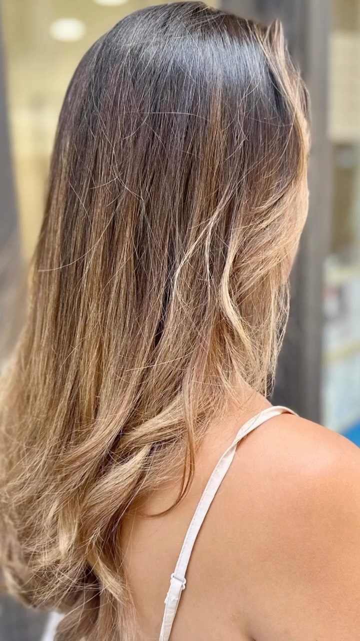 ☀️ L’éclat de l’été dans vos cheveux ☀️
Rien de tel qu’un balayage ombré blond pour capter la lumière estivale. Un effet soleil, des reflets dorés et une finition soyeuse, réalisés avec précision.
Préparez vos cheveux pour l’été avec style et élégance 💛
📍Rendez-vous aux #CheveuxDété
#balayageblond #summerhair #ombrehair #blondebalayage #hairluxury #coiffeurparis #cheveuxblonds #hairglow #coiffeurdété #hairinspo #luxuryhairstylist #glamhair #sunlightbalayage #pariscoiffeur #blondesummer #haircareluxury #highendhair #coiffurefemme #salondecoiffure #parishairstylist