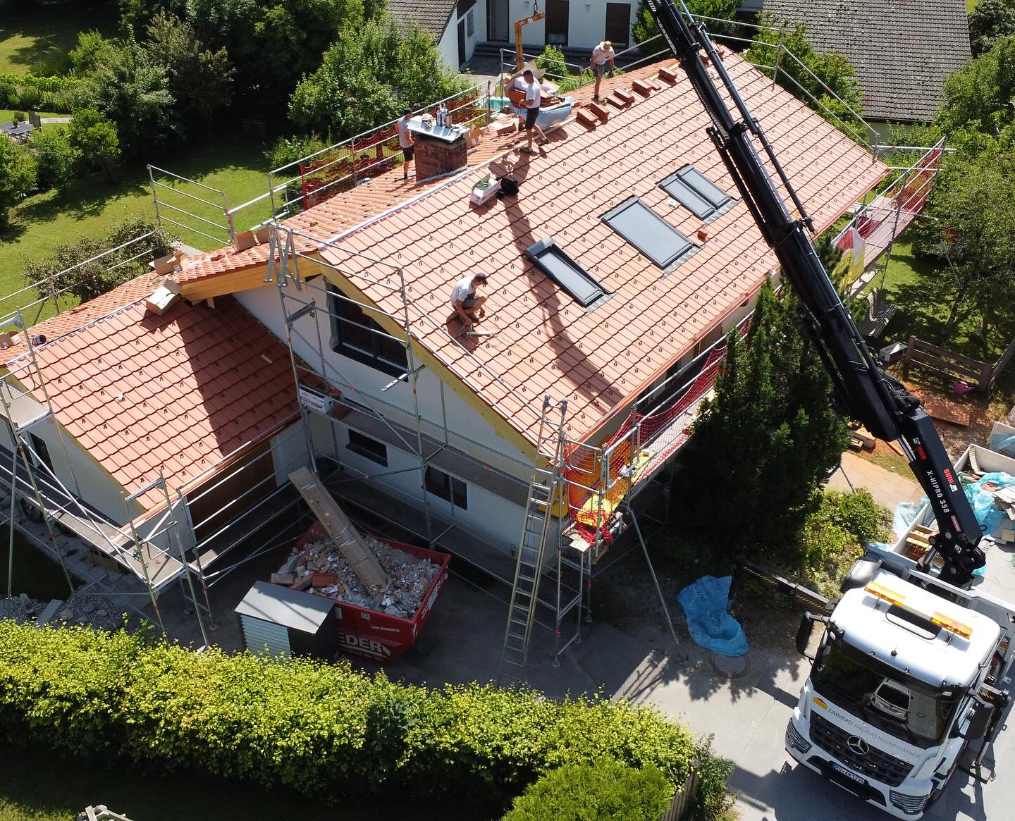 ALTBAU CHARME✨
Wir stecken gerade mitten in der Sanierung eines Einfamilienhauses aus den 60er Jahren.
Große Fensterfronten, neue Dachfenster und ein schöner Giebel - im Dachgeschoss fällt viel Tageslicht ein und die Räume wirken hell, gemütlich und stilvoll.🏡
Sanieren mit Herz, Holz und Handwerk
- genau unser Ding!💪🏽
#altbausanierung #handwerk #holzbau #giebel #fensterfronten #dachfenster #sanieren #nussdorfaminn #inntal #rosenheim #einfamilienhaus #hausbau #zimmerertreffpunkt #zimmerer_auf_insta #zimmereiniederthanner #altbauliebe