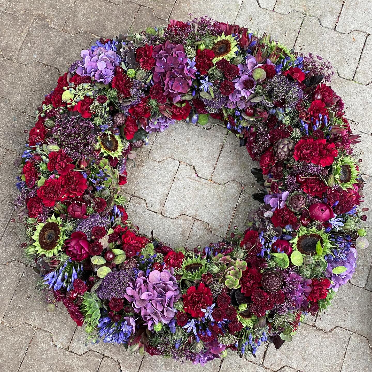 Raus aus dem Alltag, rein ins kreative Miteinander! Ein Workshop ist mehr als nur ein Kurs - es ist ein gemeinsames Erlebnis, das inspiriert und verbindet. Ideal als Teamevent, Kundenanlass, Geburtstagsgeschenk oder Polterabend. Ob Kranz, Blumenstrauss, Gesteck oder Trockenblumenring - der Kreativität sind keine Grenzen gesetzt. Ich freue mich auf deine Nachricht per dm oder Mail.
#workshop#blumenstrauss#strauss#blumen
#teamevent#geburtstagsgeschenk#kreativsein #gemeinsamezeit#spasshaben#lokal#dürnten #floristin#floristik#meisterfloristin#kranz #blütenkranz#lovemyjob#summervibes#zürich
WORKSHOP
BLUMENSTRAUSS
TEAMEVENT
BLUMENABO
FLORISTIN