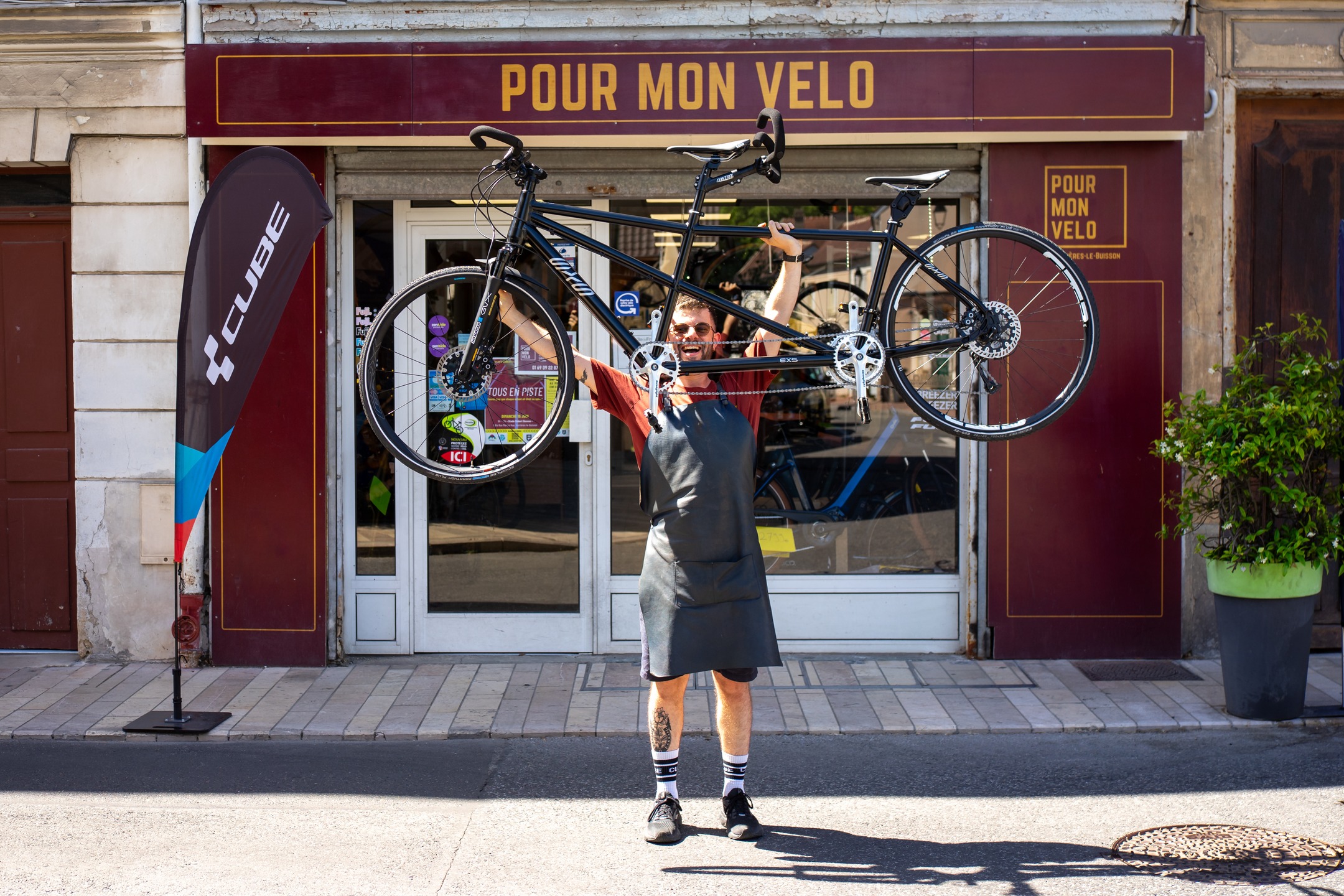 Voici l'un des projets dont je suis le plus fier à ce jour 😍 - photos par @julien_rft, un grand merci !
Un tandem unique, entièrement monté à la carte par mes soins 🔧👌
Les futures propriétaires voulaient se faire plaisir : concevoir et faire fabriquer le tandem sportif et confortable de leurs rêves.
Tout a commencé avec une envie, un cahier des charges et un budget.
J'ai "conjugué" le tout en proposant différentes configurations possibles pour ce tandem exclusif.
Il y a eu quelques rendez-vous avec les cycliste puis plusieurs heures de réflexion et de recherche de pièces.
Enfin, après une journée complète de montage : cette réalisation est sortie de l'atelier pour ses premiers tours de roues 💫
Voici quelques spécificités techniques, pour les aficionados :
✅ Cadre en aluminium EXS peint sur mesure et commercialisé par la Manufacture Française du Cycle
✅ Freinage à disque hydraulique 4 pistons av/ar Magura MT5, disques 180/160 MDR-P haute performance
✅ Fourche pneumatique suspendue Suntour SF21 GVX32 LO-R Gravel 40MM
✅ Kit pédalier spécifique tandem Stronglight Impact triple 48/38/28
✅ Suspension tige de selle arrière à parallélogramme Ergotec
✅ Roue avant Shimano RX570 (gamme GRX)
✅ Roue arrière Gurpil GTR SL23
✅ Cintres ergonomiques Ergotec EHS Premium
#pourmonvelo #tandem #bikebuild #randovelo #verriereslebuisson #newbikeday
@magura_bicycle
@shimanofrance
@ergotec_bikeparts
@srsuntour_inc