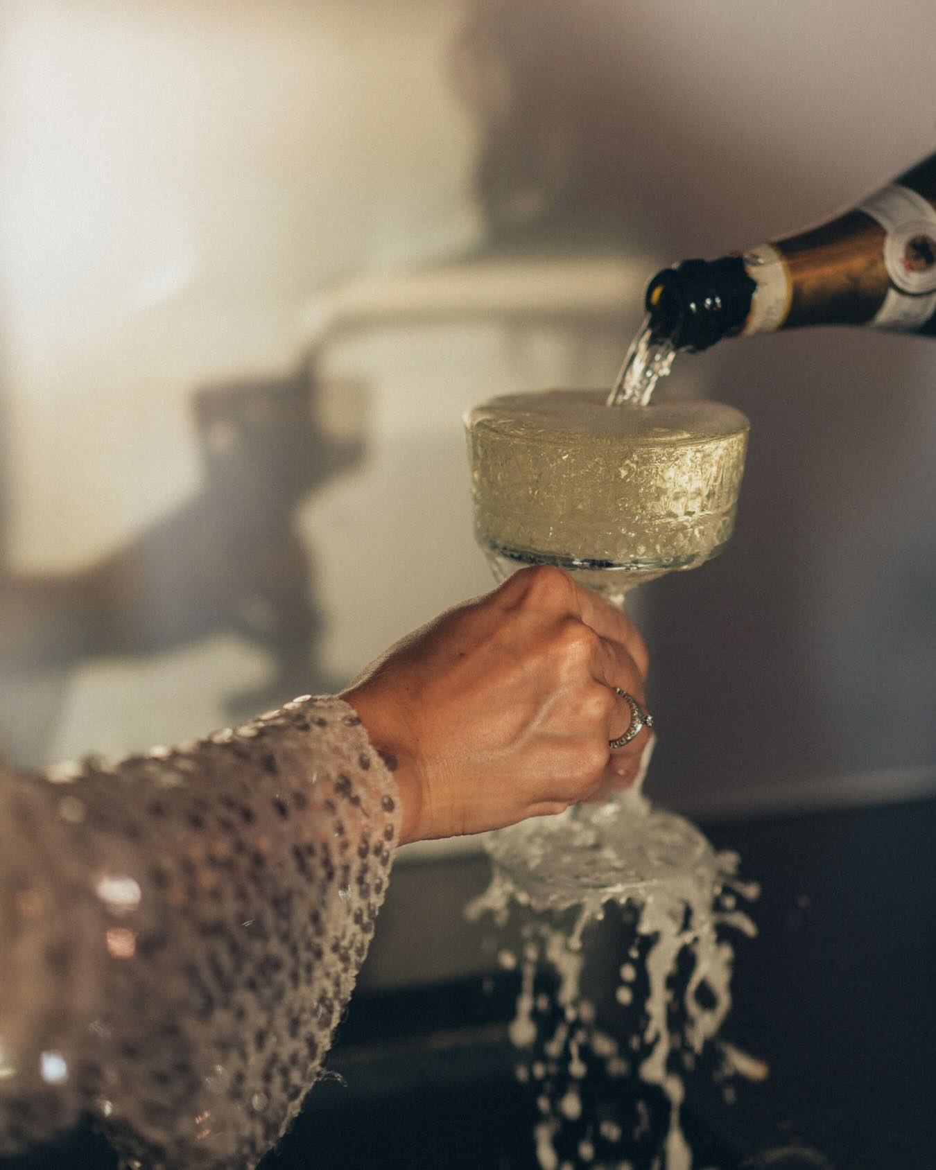 Fredag den 8 augusti är det äntligen dags för Bubbelbingo igen! 🥂 bingo kör igång vid 19-19.30.
Vi äter/dricker gott, spelar bingo och njuter av att hänga tillsammans.
Bordsbokning krävs – platserna går åt snabbt.
Vid fint väder kör vi bingo i trädgården.
Blir det regn eller rusk sitter vi inne, men då är platserna lite mer begränsade – så boka i tid!
Kom som du är, ta med ditt bästa humör – och kanske en bingopenna om du har nån hemma.
Ni bokar bord genom att ringa eller Café Villa Ed på 079-328 64 90 ni kommer också då få en meny att välja er mat ifrån för kvällen.
Varmt välkomna till Villa Ed 🥂