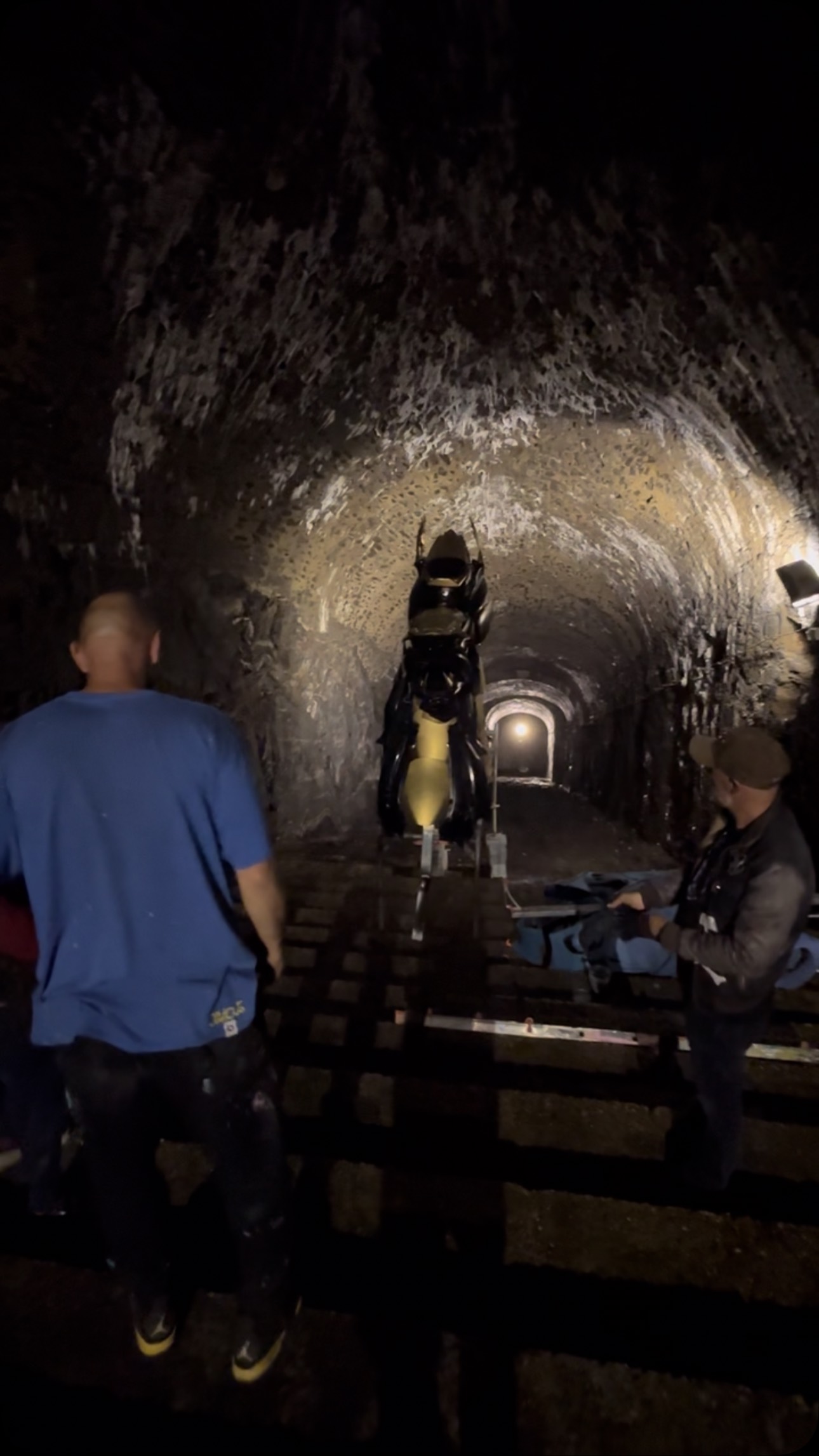 đ UN DRAGON EST NĂ â par @ezra_kernen
đMX Arts Tour
4 mĂštres de haut.
11 mĂštres de long.
Un monstre de poĂ©sie forgĂ© Ă partir de carcasses dâautos et de scooters.
Lâartiste Ezra transforme les rebuts de la ville en une crĂ©ature mythique.
Une Ćuvre brute, organique, urbaine.
Un dragon né des décharges, et pourtant⊠presque vivant.
đ„ Sculpture vivante, symbole de rĂ©invention, ce dragon incarne toute la puissance du mouvement MX Arts Tour : libre, indomptable, engagĂ©.
đš Une claque visuelle.
â»ïž Un manifeste recyclĂ©.
đ Une expĂ©rience Ă ne pas rater.
#EzraArt #MXArtsTour #ArtUrbain #RecyclageCréatif #SculptureMonumentale #DragonArt #StreetArt #InstallationArtistique #ArtEngagé #SculptureRecyclée #WeldedArt