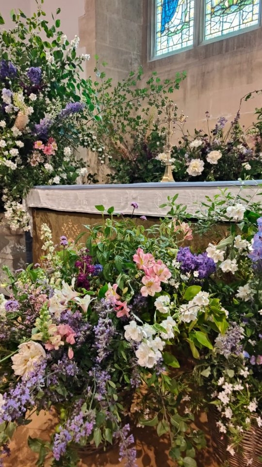 Well what a week.... I could write a best selling novel.. But wow... the Church looks incredible...
Thank you to so many people
A few shouts outs..
@whitestemhire @karenbenamor @_big_yellow_bus @ellas_flower_farm ... @oliviamichaelaflowers @shillingstonehouse
Mel, Emma Jane.. Margaret, Libby and @annie_the_freelance_florist who took pressure of me this week to dedicate some time to this community project.
THIS festival followed the @sustainablechurchflowers format. NO FOAM was used.. and we used all British Flower and all locally grown stems..
To see the power of flowers.. its effect on people from the age of 6 to 88 is fabulous..
Its on this weekend 21st and 22nd June
. SHILLINGSTONE..
#DORSET #DORSETTHINGSTODO
#FLOWERS