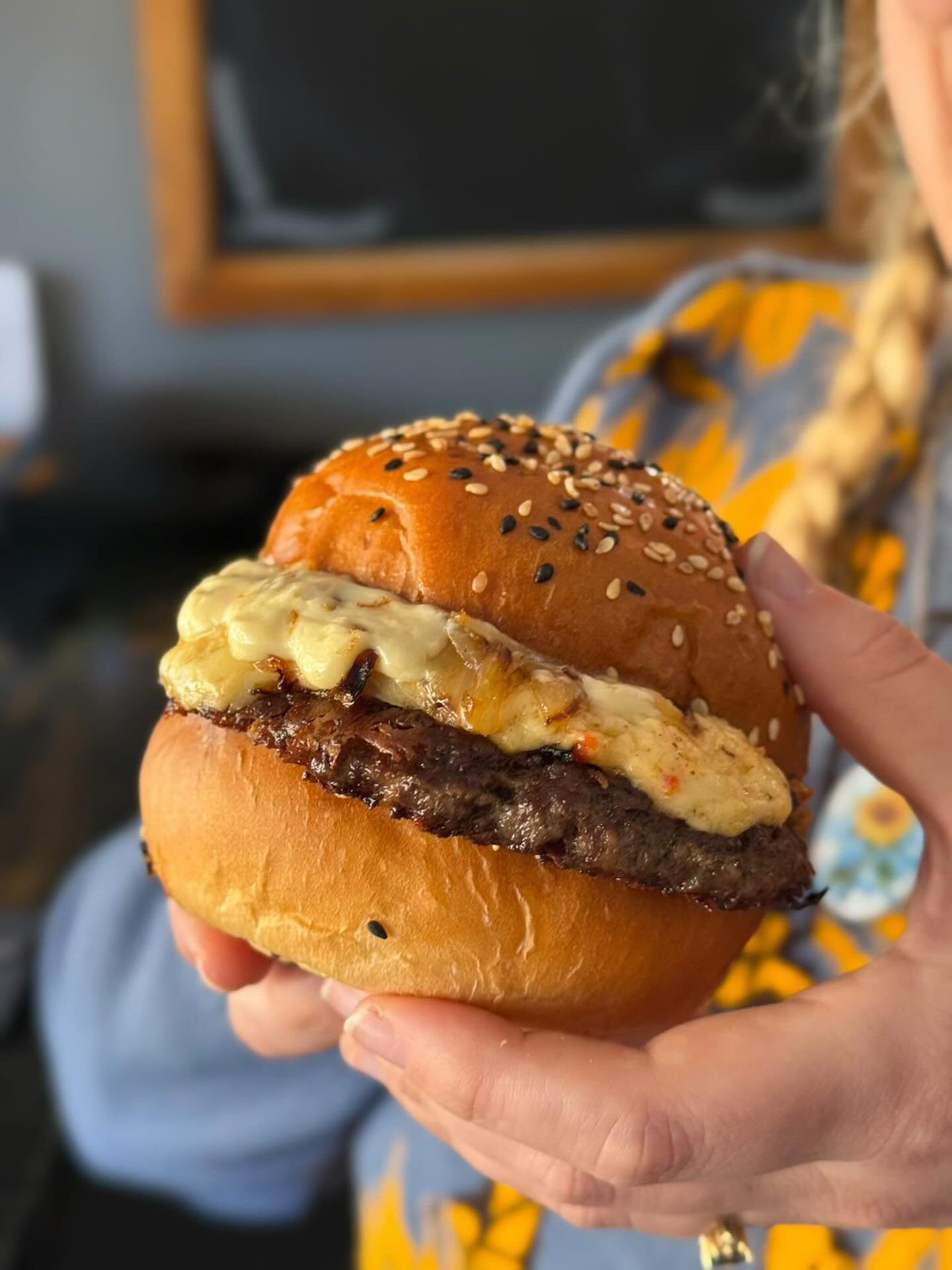 Happy Friday people! If you didn’t know… pimento cheese in a burger slaps 👋
If you want to get some pimento in your life hit up @homewrecker_uk
@brumyum 📸