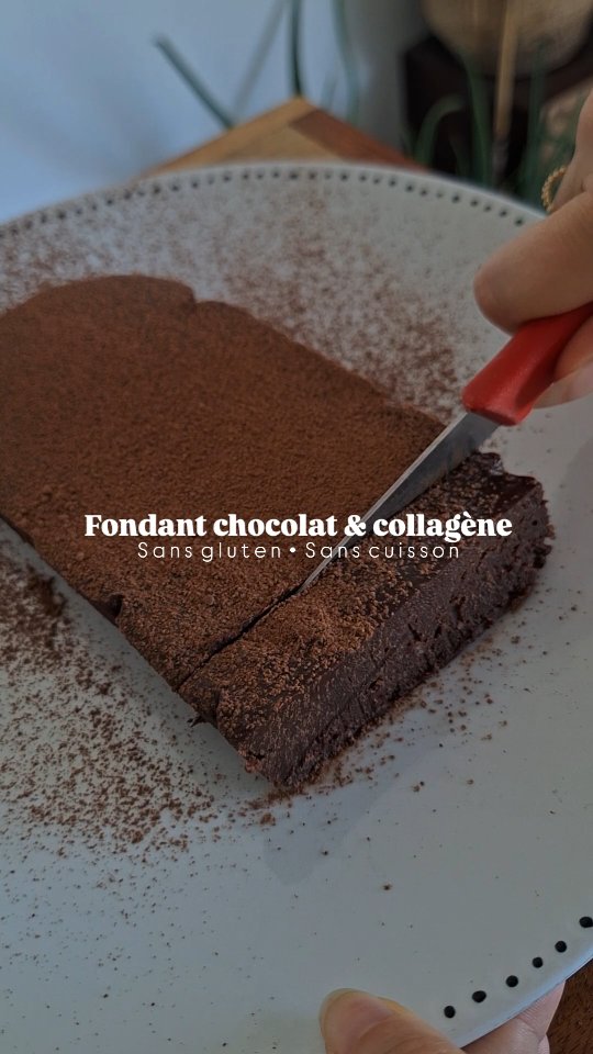 Le dessert parfait quand on n'a pas envie d'allumer son four 🥵
En plus d'être incroyablement réconfortant, ce fondant au chocolat est riche en magnésium (amandes et cacao), et apporte un peu de protéines via le collagène. Je le trouve parfait pour les petites fringales de la phase lutéale (c'est à ce moment-là que je l'ai testé perso).
/ Ingrédients :
200 g de chocolat noir à dessert fondu
80 g de ghee ou beurre fondu
100 ml de crème liquide (vache ou VG)
20-30 g de sucre complet (selon vos goûts)
80 g de poudre d'amandes
20 g de collagène en poudre
/ Préparation :
Tout mélanger de manière homogène dans l'ordre des ingrédients, puis verser dans un moule à cake de +/- 20 cm. (Pour faciliter le démoulage vous pouvez recouvrir le moule de papier cuisson, non blanchi si possible)
Mettre au frais la préparation au moins 4-5h avant la dégustation 🫶🏻
Le petit + : saupoudrer de cacao, et servir avec des petits fruits rouges 🤤
J'attends vos retours si vous testez :)