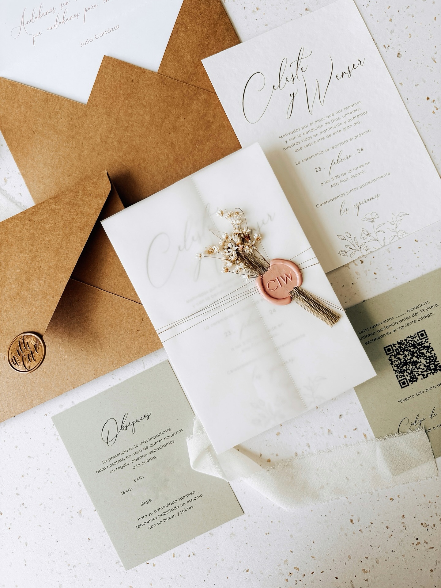 Muchas veces en mi trabajo, el contacto se realiza a través del wedding planner y en muchas ocasiones no tengo la oportunidad de tener contacto con los novios. Pero en este caso fue diferente, pude conocerlos y conversar con ellos, y desde el primer contacto fue una experiencia hermosa. Una pareja súper enamorada, amables, con su concepto y gustos súper definidos, y así fue que realizamos en conjunto estas hermosas invitaciones 😍
Si, hay que trabajar en conjunto con los wedding planners, pero el contacto directo del proveedor con los novios no tiene precio, y se nota en el resultado 💖