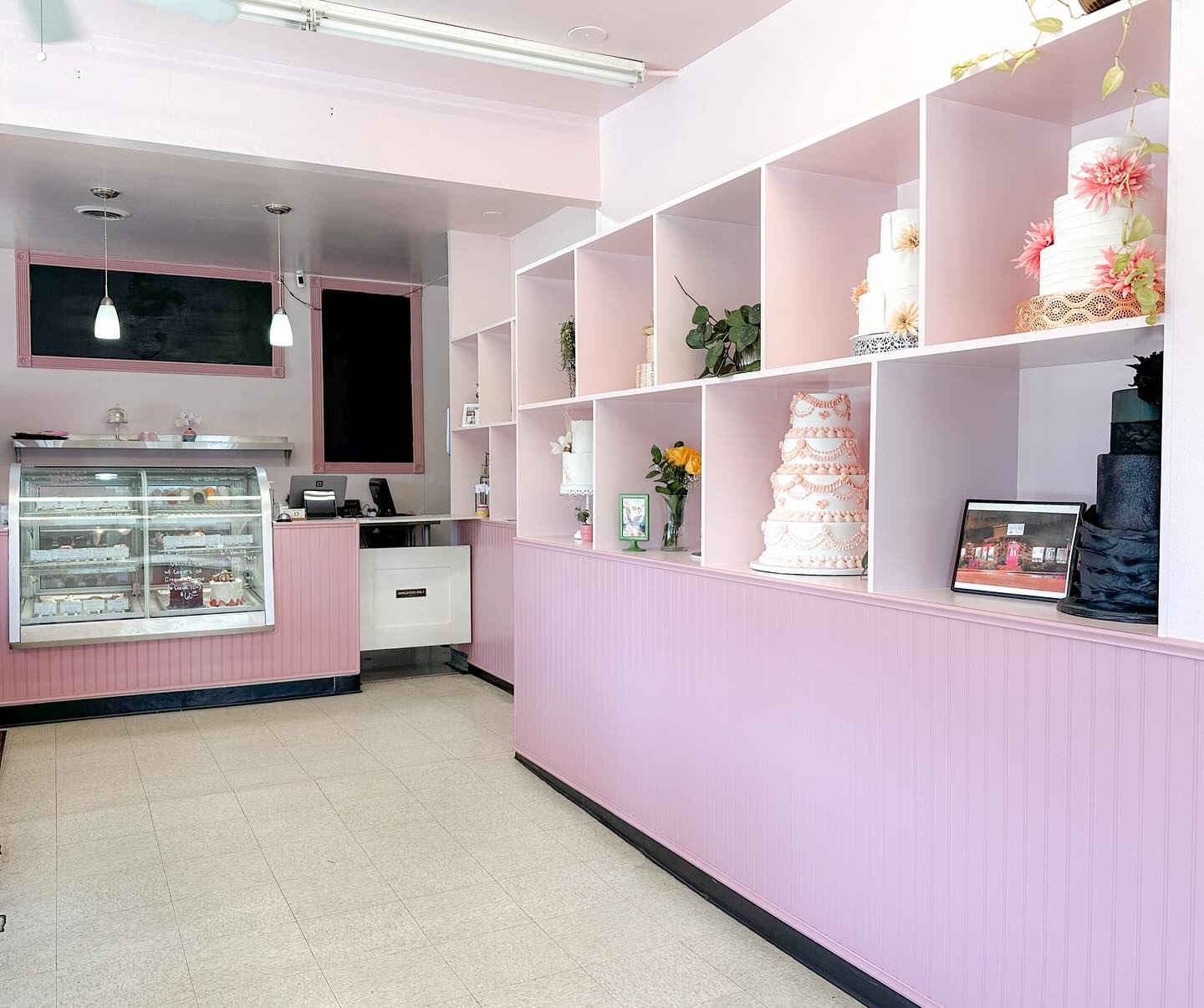 Did you know we have a whole shop with a variety of cupcakes and other sweet treats available for walk-in purchases?! We hear, “I didn’t know we could just walk in and pick up cupcakes!” Or, “I’ve never been in here before, but I drive by all the time!” at LEAST once a day!
So, here’s your sign to come in, check us out & pick out a few things to try!
We’re open Wednesday-Sunday!
Here’s a few of our most popular daily cupcake flavors: Birthday Cake, Pink Velvet, S’mores, & Strawberry Cheesecake! What’s your favorite?
#sanfernandovalley #sanfernandovalleyeats #smallbusinesslove #cupcakes