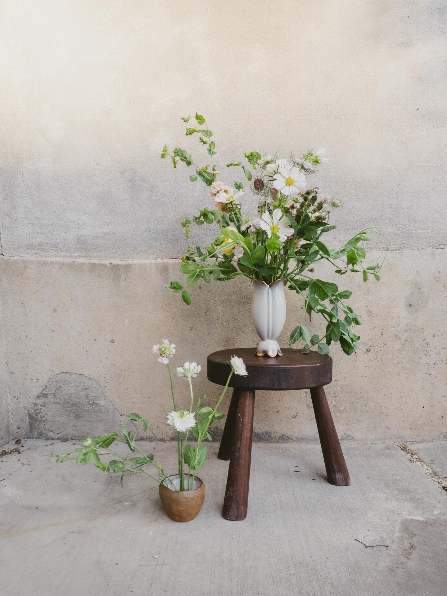 My interpretation of quiet luxury.
#floraldesign #floralstyling #thatvaselife #nightanddayfloral #floralformstudy #vintagevase