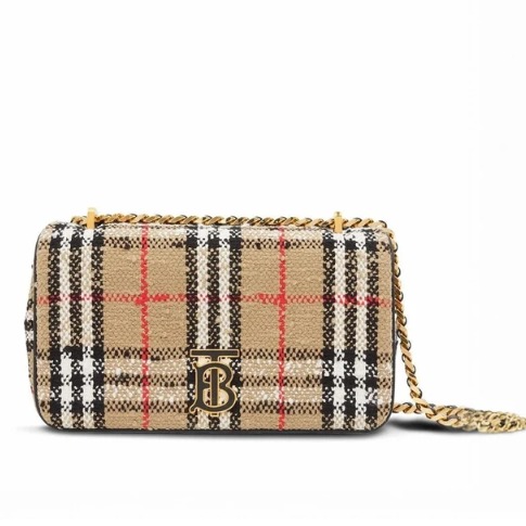 ✨ Elevate your accessory game with the Burberry Vintage Checked Lola Shoulder Bag in Archive Beige! ✨
Crafted in Italy with a luxurious cotton and wool blend, this boucle knit beauty features Burberry’s iconic Vintage Check and the signature TB monogram hardware — a perfect mix of classic elegance and modern flair.
👜 Dimensions: 23cm (W) x 13cm (H) x 6cm (D)
🎒 Adjustable strap: 27cm - 50cm
💎 Brand new & 100% authentic, complete with original packaging
Now available on Luxport at a special price of S$2,120.75 (originally S$2,495).
Shop luxury, shop confidence. Link in bio! 🔗