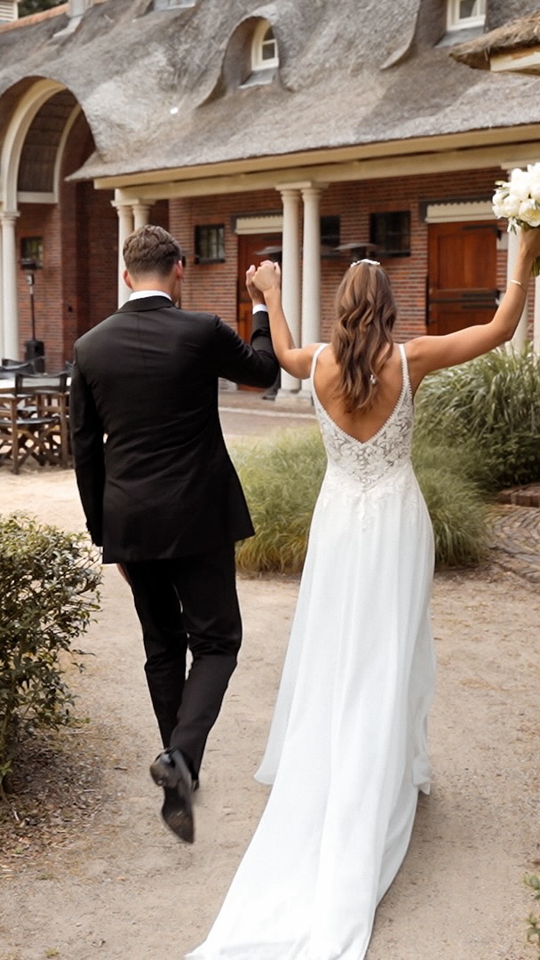 Wat een droom, de bruiloft van Rick en Mayke! ✨
Het is al een eer als je na jaren een appje krijgt van een oud klasgenoot van de middelbare school met de vraag of je de bruiloft van hem en zijn aanstaande zou willen vereeuwigen. Toen ik bij ze thuis kwam en ik al hun grootste plannen hoorde, werd ik steeds enthousiaster. Alles werd tot in de puntjes geregeld, want het moest perfect worden. En dat werd het. Met dertig graden hebben we wat afgezweet, maar wat wat was het genieten. En dat is ook het editen ervan, shot na shot raak met deze twee 🙏🏼
Rick en Mayke, beeldschoon stel, dankjewel dat ik bij jullie grote dag mocht zijn 🤍
•
•
•
•
•
Locatie: @landgoedbrakkesteyn
Fotograaf: @houdoee.nl
Babs: @robertnas50
Styling: @tinusmaakthetmooi
Dj: @b11events
Jurk: @bruidsgalerie_wetering
Pak: @suitsupply
Bloemen: @kleine_zwaan
Taart: @zoet.nijmegen
Stationery: @studiodijs
#bruidsvideograaf #trouwvideograaf #weddingvideo #weddingvideographer #trouwfilm #trouwenin2026 #wijgaantrouwen #trouwleveranciers #wedding #bruiloft #trouwen #landgoedbrakkesteyn
