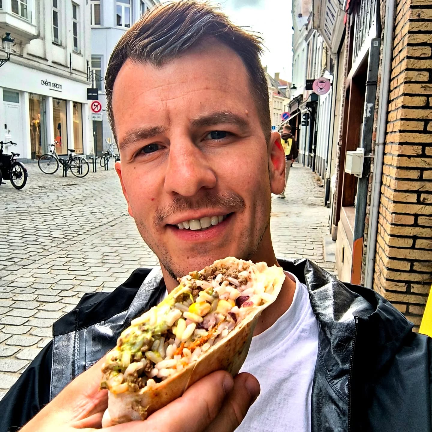 @cropains Bruges, Belgium.
Second burrito in Belgium, and I have learned they seem to favour plain white rice and also not mixing the contents of a burrito.
This results in majority of bites being very bland, with only white rice.
The tortilla used here, was big, yet underutilized, which means at both ends, you get final mouthfuls of dense wrapped tortilla.
Stick to waffles and beer, if in Belgium.
🌯🌯