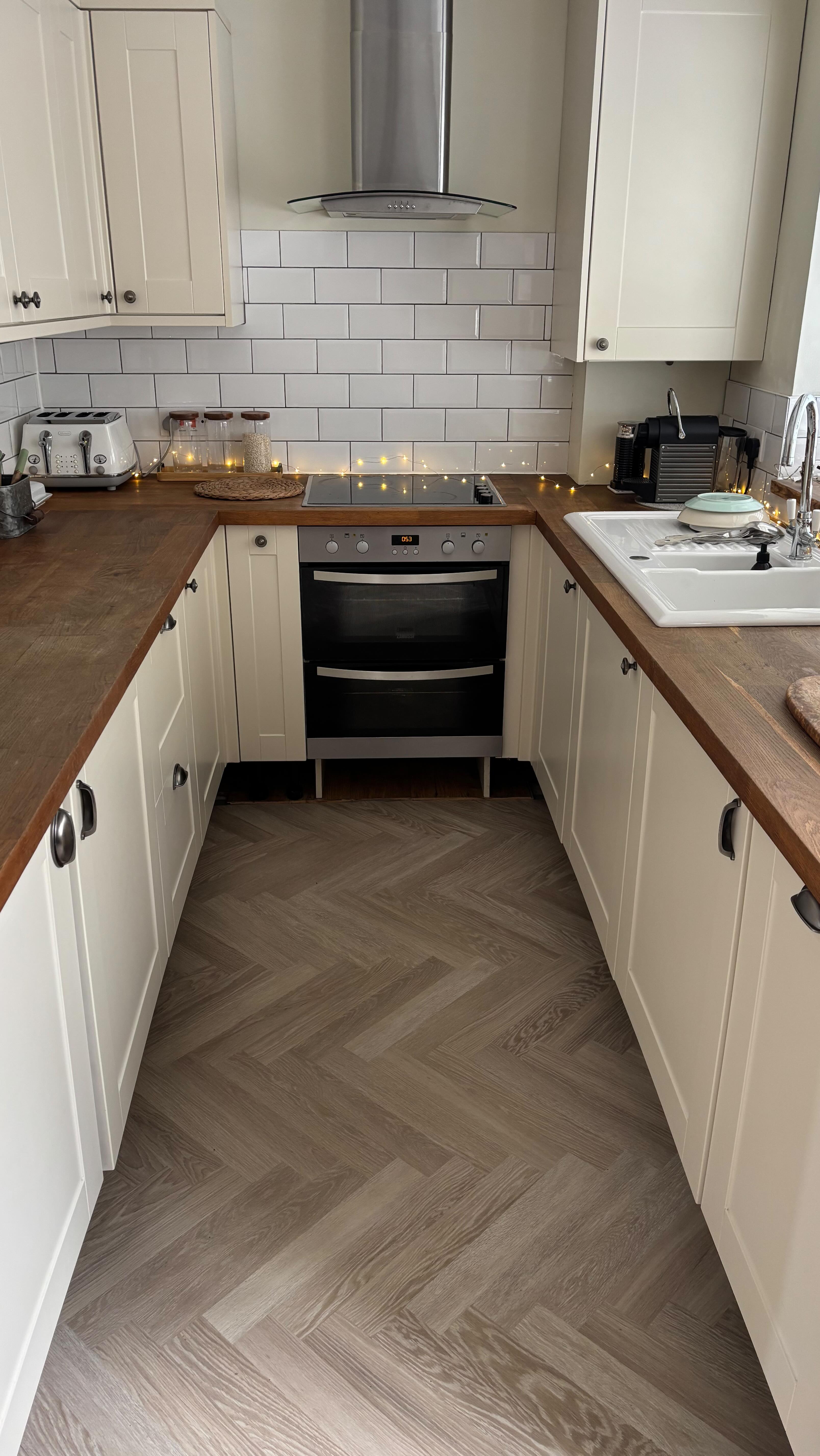 Second job of the week complete. @karndean_uk Knight tile Dutch Limed Oak fitted throughout in herringbone style to give a really warm elegant finish ππ»π₯
#manchesterhomerenovation #manchesterfloorlayers #manchesterlvtfloor #parquetflooring #herringbone #hallwayflooringideas #karndeandesign #manchesterkitchenfitter #manchesterfloorfitter #karndeanflooringmanchester