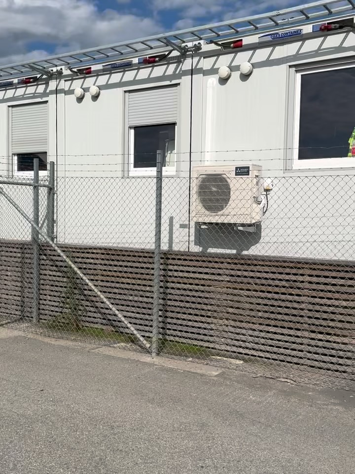 2 dagar tog det!💪🏻 15 stycken Mitsubishi Ninja 35 installerade i Upplands Väsby och självklart drog vår egen elektriker fram ström till samtliga enheter🙏🏻
Vi tackar för förtroendet och önskar ytterligare en kund en sval sommar☀️
📞 08-7685577
✉️ Kontakt@bmekyl.se