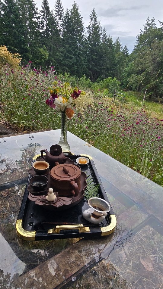 Tea.
Bringing voices, hearts, minds together.
Yearnings and completions all find a seat beside the steam.
One sip at a time.
#tea #gungfu #prayer #drink #ceremony #puerh #altar