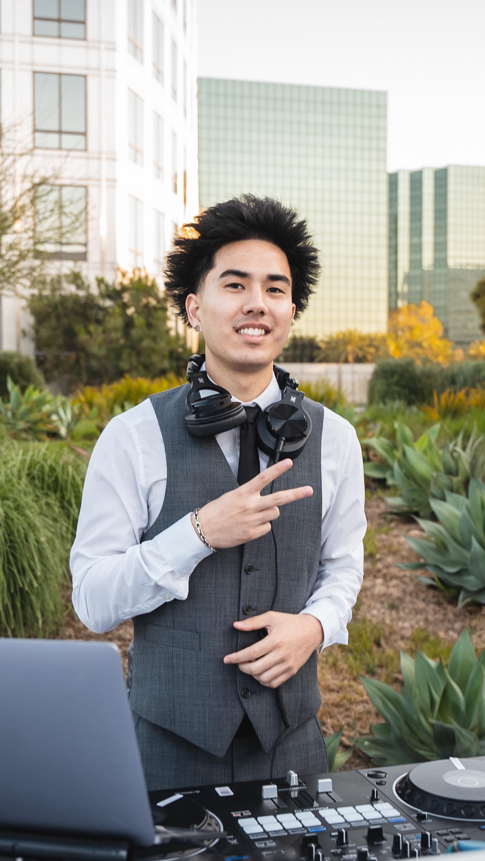 Who says you can’t bring the club to your Wedding?! 🔥🎶
🎧: @ptneeks
#wedding #weddingdj #clubdj