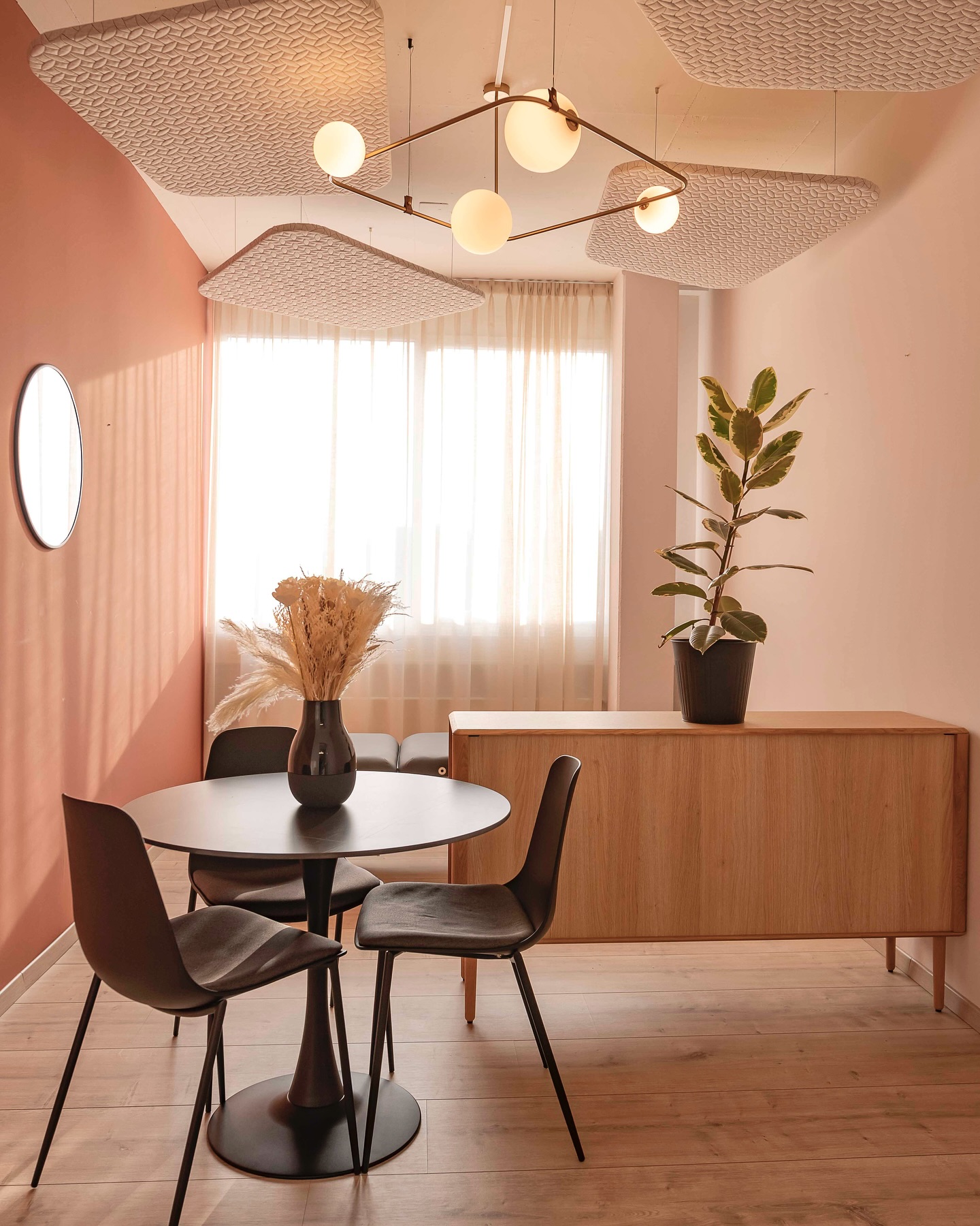 Nouvelle réalisation
Ma mission était de donner une véritable identité à cette pièce au sein d’une entreprise active dans le secteur de l’horlogerie. Un espace pensé pour deux usages : les entretiens des collaborateurs, mais aussi comme salle de repos et de massage.
J’ai souhaité créer une ambiance à la fois chaleureuse et joyeuse. Pour cela, j’ai travaillé avec des tonalités enveloppantes :
* un mur en terracotta
* des rideaux en lin pour apporter de la douceur
* des panneaux acoustiques habillés de tissus rembourrés pour un effet 3D et une atmosphère feutrée
* un luminaire décoratif pour sublimer l’ensemble
Le retour de l’équipe a été très positif, et je les remercie chaleureusement pour leur confiance.
Un projet qui illustre l’importance du design dans le bien-être au travail.
#designintérieur #architectureintérieure #espacecollaboratif #bienêtreautravail #identitéspatiale #horlogerie #aménagementprofessionnel