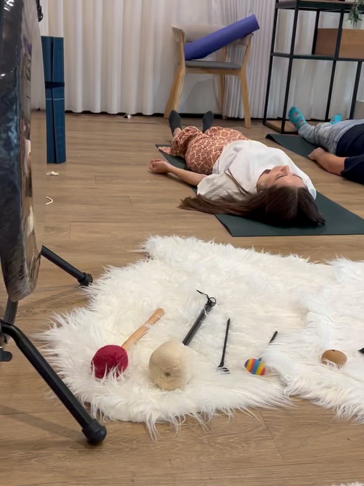 Last week I had the opportunity to explore my first sound baths in a corporate setting. I gave 2 sessions at ING Digital department where I promoted meditation and relaxation using different frequencies with Alchemy crystal bowls, Himalayan bowls, Handpan and Gong.
Sessions in the office are focusing on breathing, relaxation and grounding.
We start with a guided meditation using the breath, connecting to the inner self and then moving into a light sound journey for letting go of negative emotions. Afterwards there is time to ground and come back before you continue with your daily business.
For most people it was a first introduction in meditation and sound healing.
Reactions of participants where amazing.
Effects that were shared afterwards:
*Calmness of the mind
*Experiencing clarity
*Feeling recharged
It was a such a pleasure to introduce this to a new group.
Looking forward to do this more often!
#CorporateWellness #MentalHealth #Burnout #Preventie