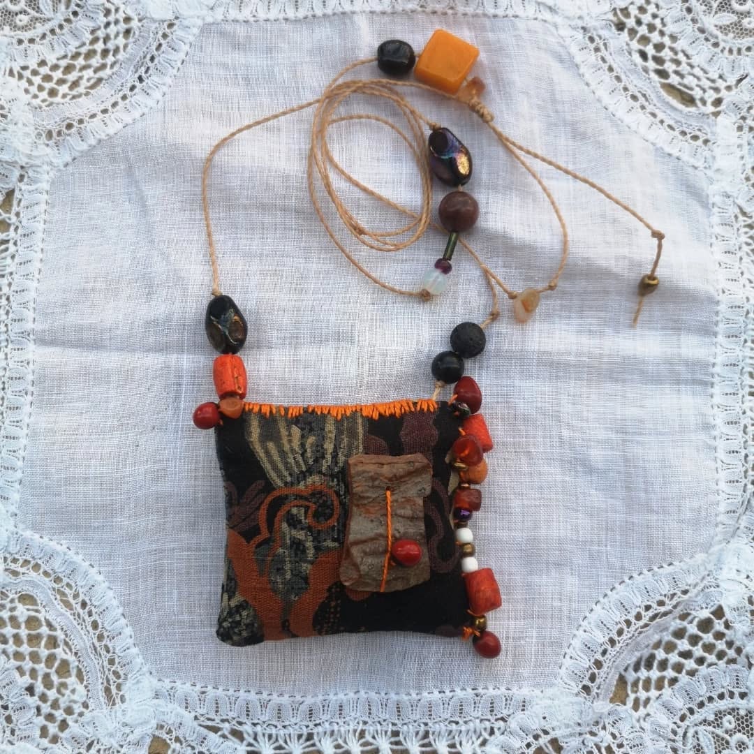 Alors?? cette nouveauté ??
Talisman, porte bonheur, avec mes microchutes de tissu. Je pense qu'on va toustes en avoir besoin !
Ceux là sont chez @mycubikmarket ! Que des pièces uniques ! Mais je prend les commandes !
Bon ok... On ne les voyait presque pas sur la photo...
Vous aimez ?
#fabricscraps #fabriqueenoccitanie #faitmain #reducereuserecycle #cadeauunique #talisman #portebonheur #madeinmontpellier #madeinfrance #piecesuniques #créatricetextile #bijoutextile #artrecup