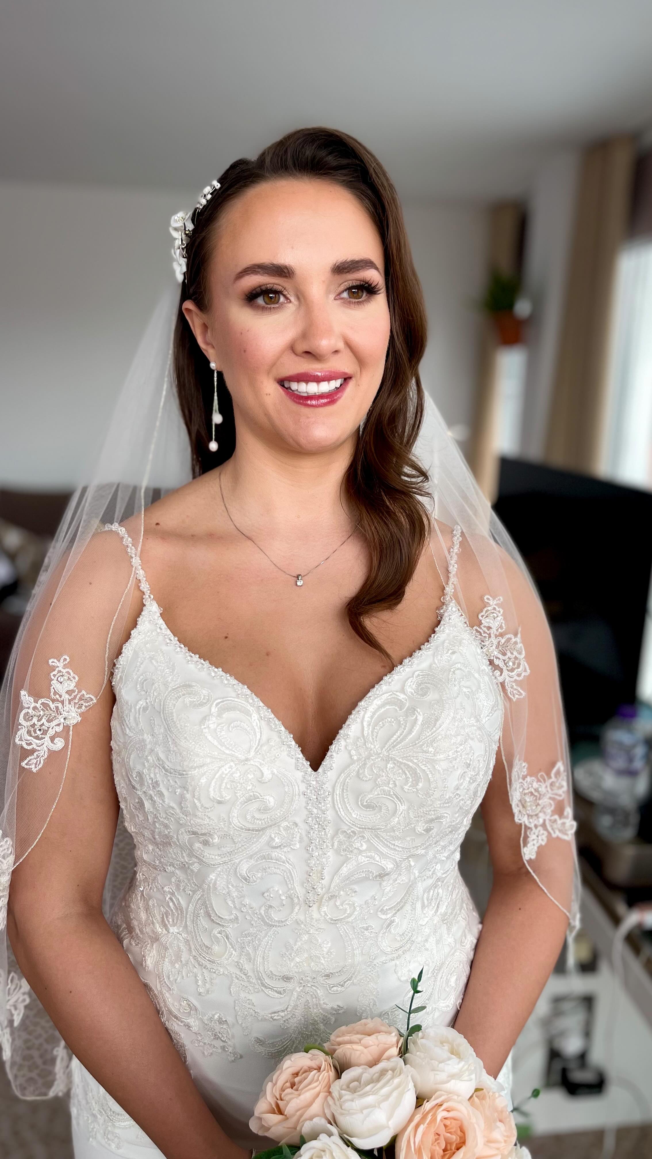 POV: You’re searching for your perfect bridal makeup look 👰♀️✨
This is Zoe’s timeless glam — and hands down one of the most requested looks my clients bring to their trial.
🟤 Soft brown smokey eye
💋 Tinted lip with custom-blended shade
👁️ Subtle lash to define the eye without drama
💫 Long-wearing, photo-friendly finish
This isn’t just “another soft glam” — it’s a modern classic.
If you’re still collecting inspiration… save this for your wedding moodboard 💌
📩 Ready to talk about your bridal look? DM or email to book your discovery call 💍
—
🏷️ Hashtags:
#BridalMakeupInspo #WeddingMakeupArtist #SoftGlamBridal #BridalBeauty #UKBride #NaturalGlam #BridalLooks #SoftSmokeyEye #MakeupForBrides #BridalMakeupUK #TimelessBridalLook #ModernBride #GlowingBride #BridalMakeupGoals