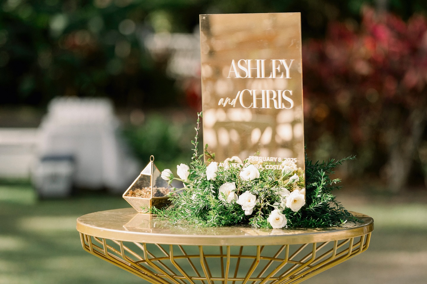 ¿Hay algo más elegante que el acrílico dorado de espejo? ✨✨✨
Planner: @uniquecocr
Fotografía: @vivianavietophotography
Flores: @yulisgarden