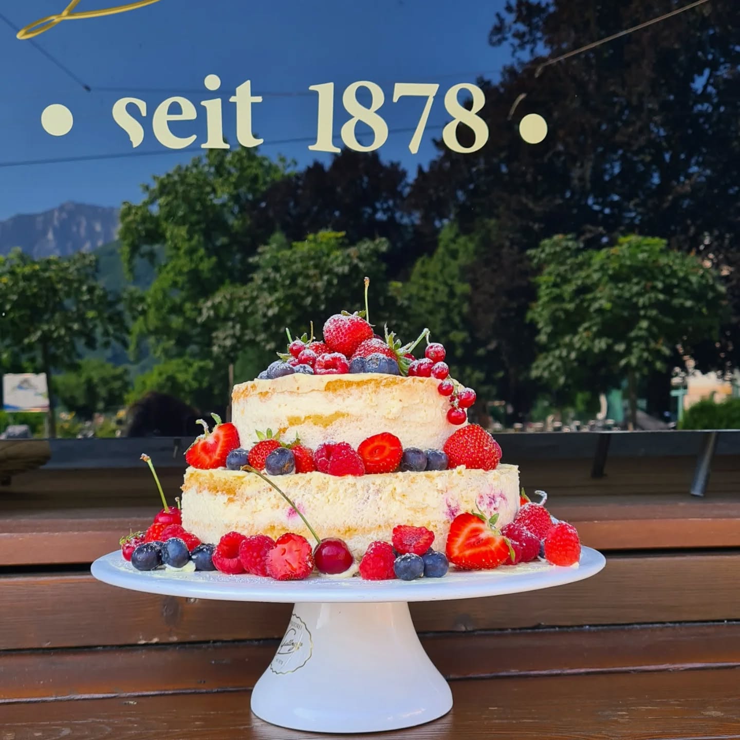 Unsere kleinen Hochzeitstorten von Juni
Für 20 bis 30 Portionen
Ganz nach den Wünschen der Brautpaare kreiert
Mit frischen Früchten der Saison oder Blumendeko
#weddingcake #konditorei_grellinger #konditorhandwerk #konditormeister #gmunden_am_see #traunsee #sagjaimsalzkammergut #salzkammergut #upperaustria