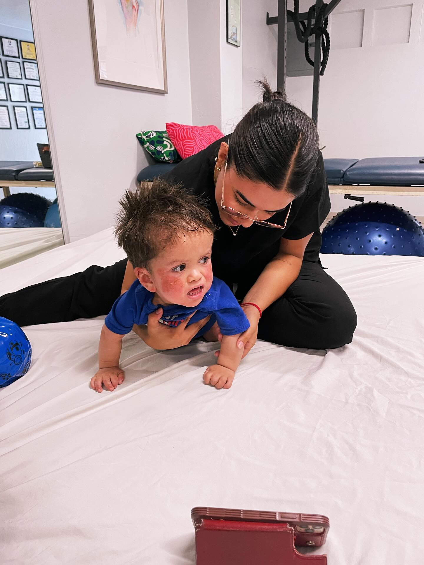 “No sabía si estaba lista. Pero en cuanto lo sostuvo, supo que no se trataba de controlar el movimiento, sino de acompañarlo. Aquí se aprende con el cuerpo, se enseña con la mirada… y se AVANZA con el corazón.”🫀💙🤲🏽
Bien @dbrmdzzzz
@angelaescarrega
#avanzafisioterapia #vamospormás #neuroterapia #estimulaciontemprana #