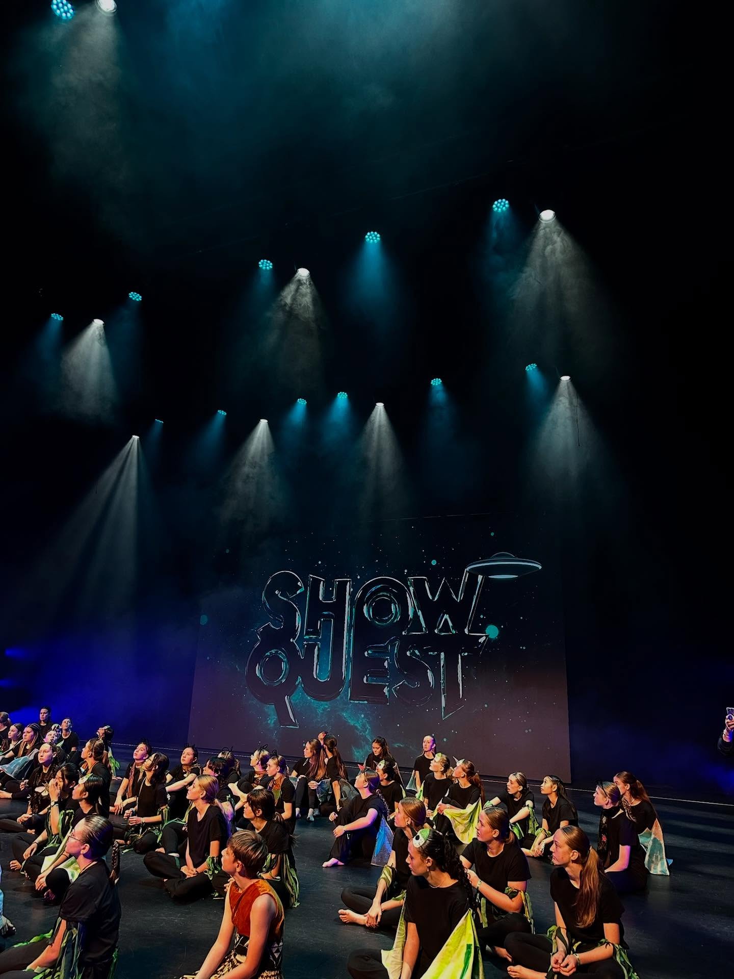 Kezia & Ellen supporting over 90 students at Show Quest a few weeks ago! 🕺🏽⭐️